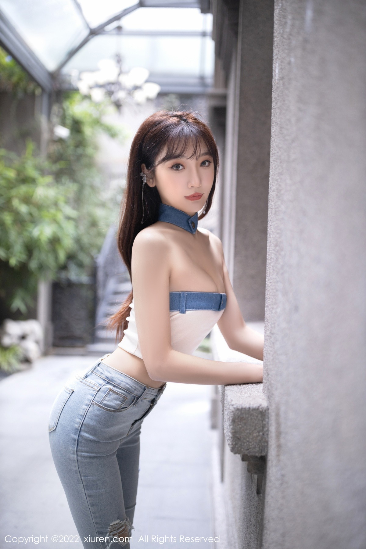 xgyw.top_XiuRen第5908期_模特陆萱萱北京旅拍半脱牛仔裤露超薄无内肉丝秀翘臀诱惑写真77P