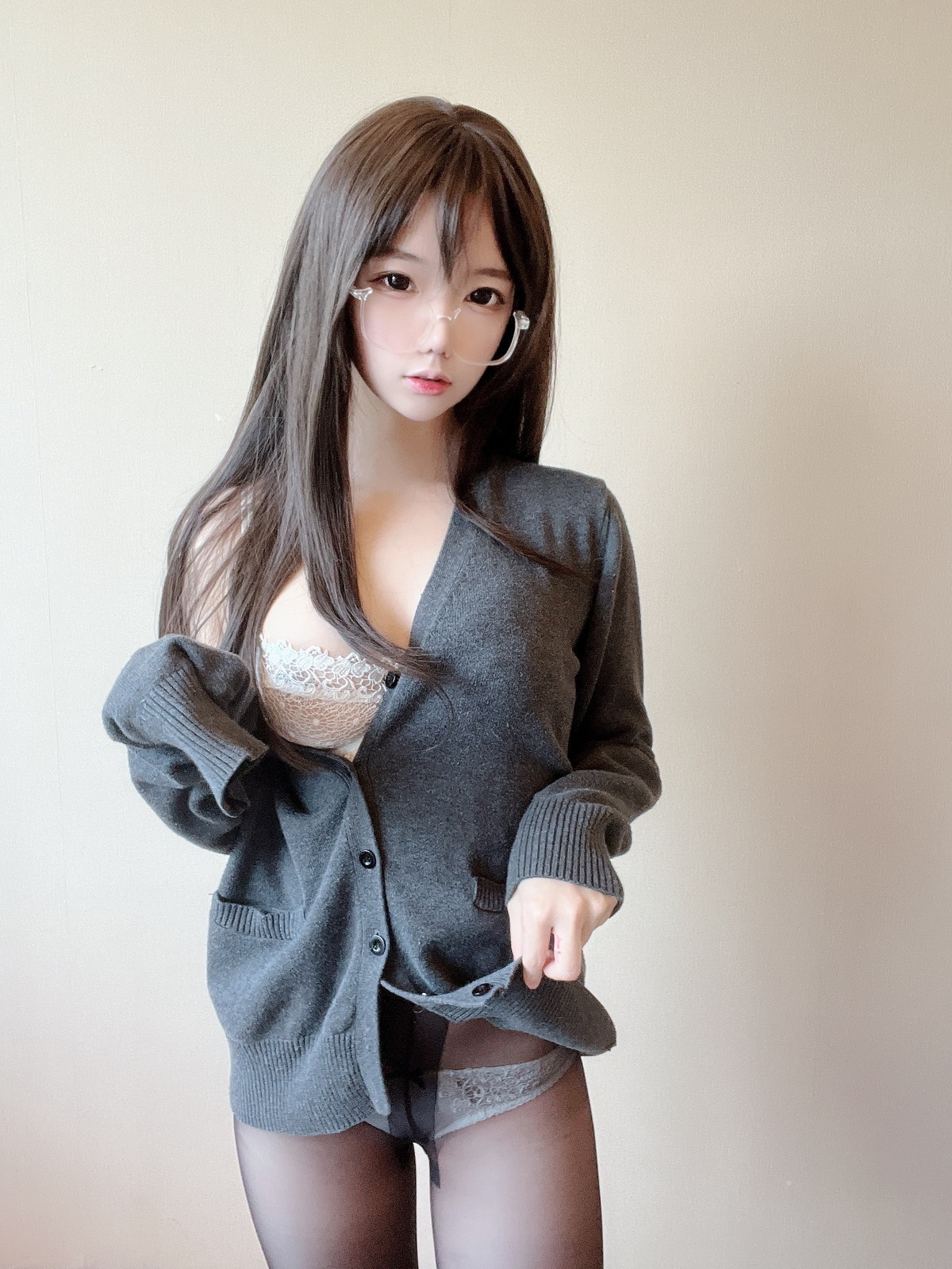 xgyw.top_网络美女莉犬酱黑丝白蕾丝主题眼镜美少女白色蕾丝内衣配超薄黑丝迷人诱惑写真51P