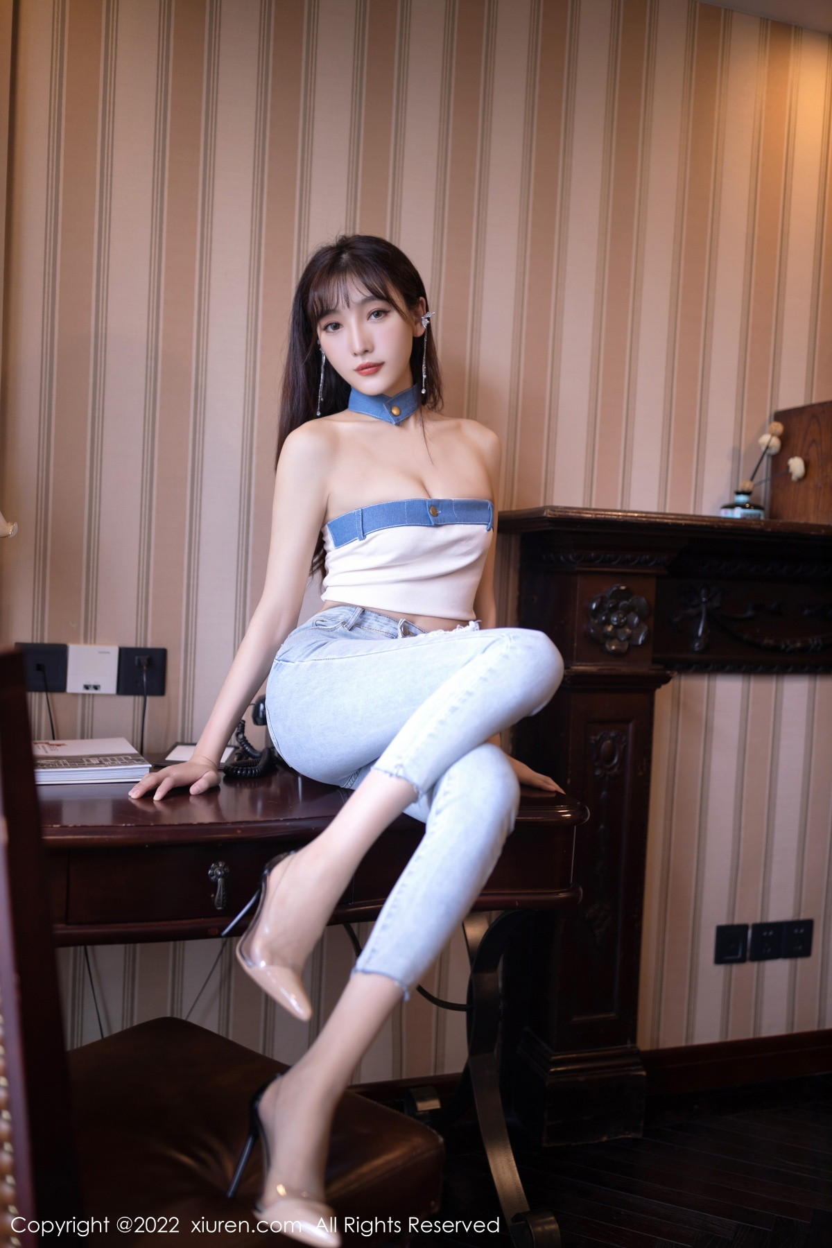 xgyw.top_XiuRen第5908期_模特陆萱萱北京旅拍半脱牛仔裤露超薄无内肉丝秀翘臀诱惑写真77P