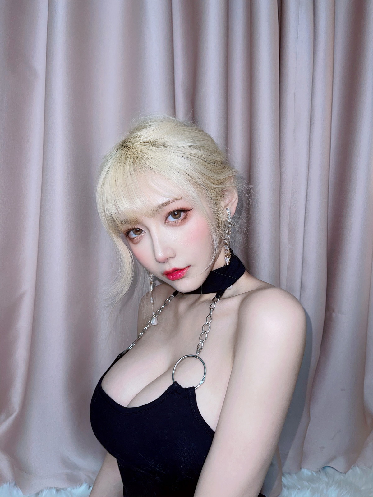 xgyw.top_人气Coser啾小妍金发芭比主题性感黑色低胸上衣配超短裙秀翘臀美腿撩人诱惑写真40P