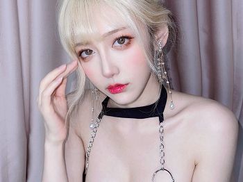 人气Coser啾小妍金发芭比主题性感黑色低胸上衣配超短裙秀蜜桃臀美腿撩人骚扰写真40P