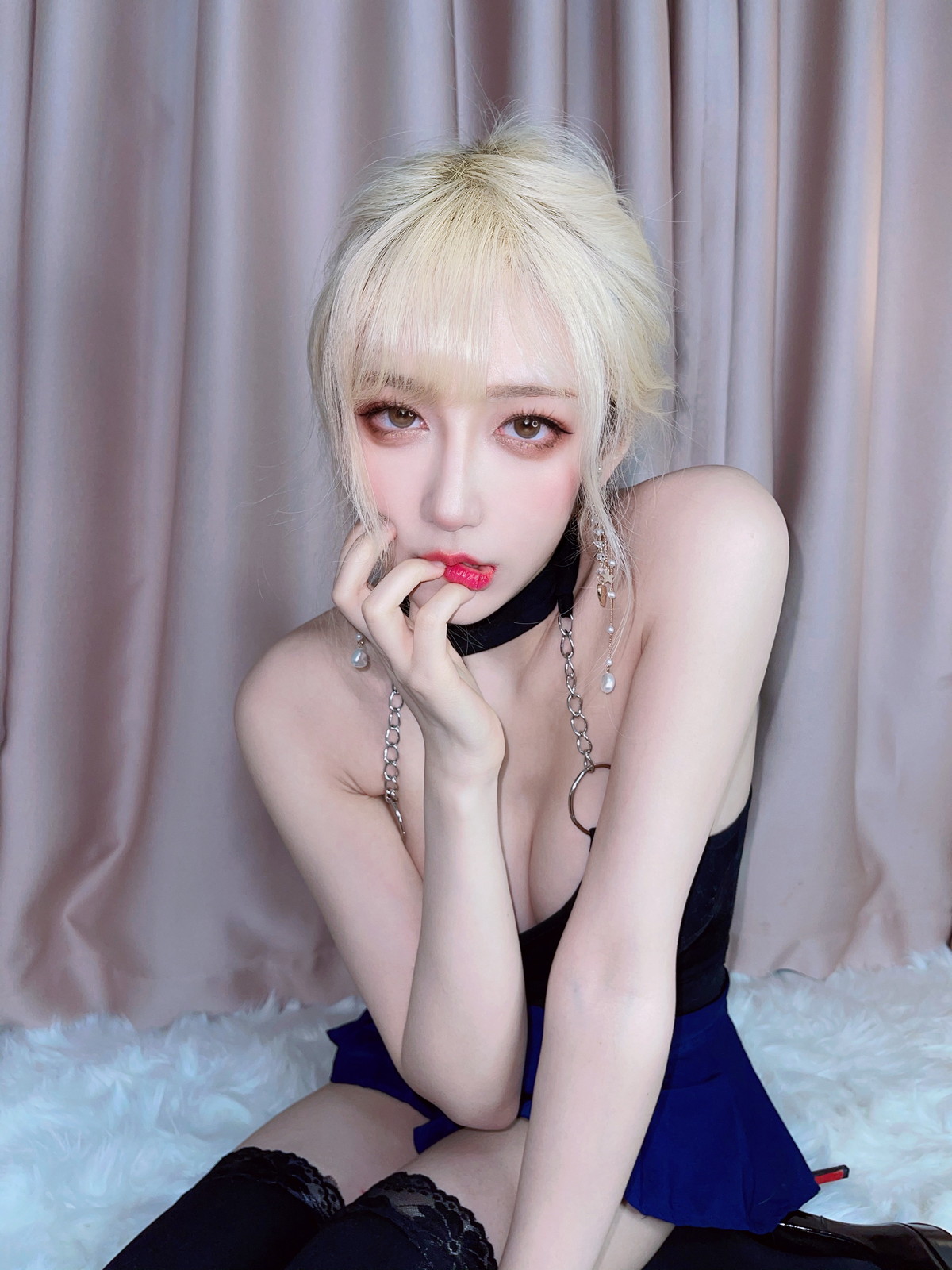 xgyw.top_人气Coser啾小妍金发芭比主题性感黑色低胸上衣配超短裙秀翘臀美腿撩人诱惑写真40P