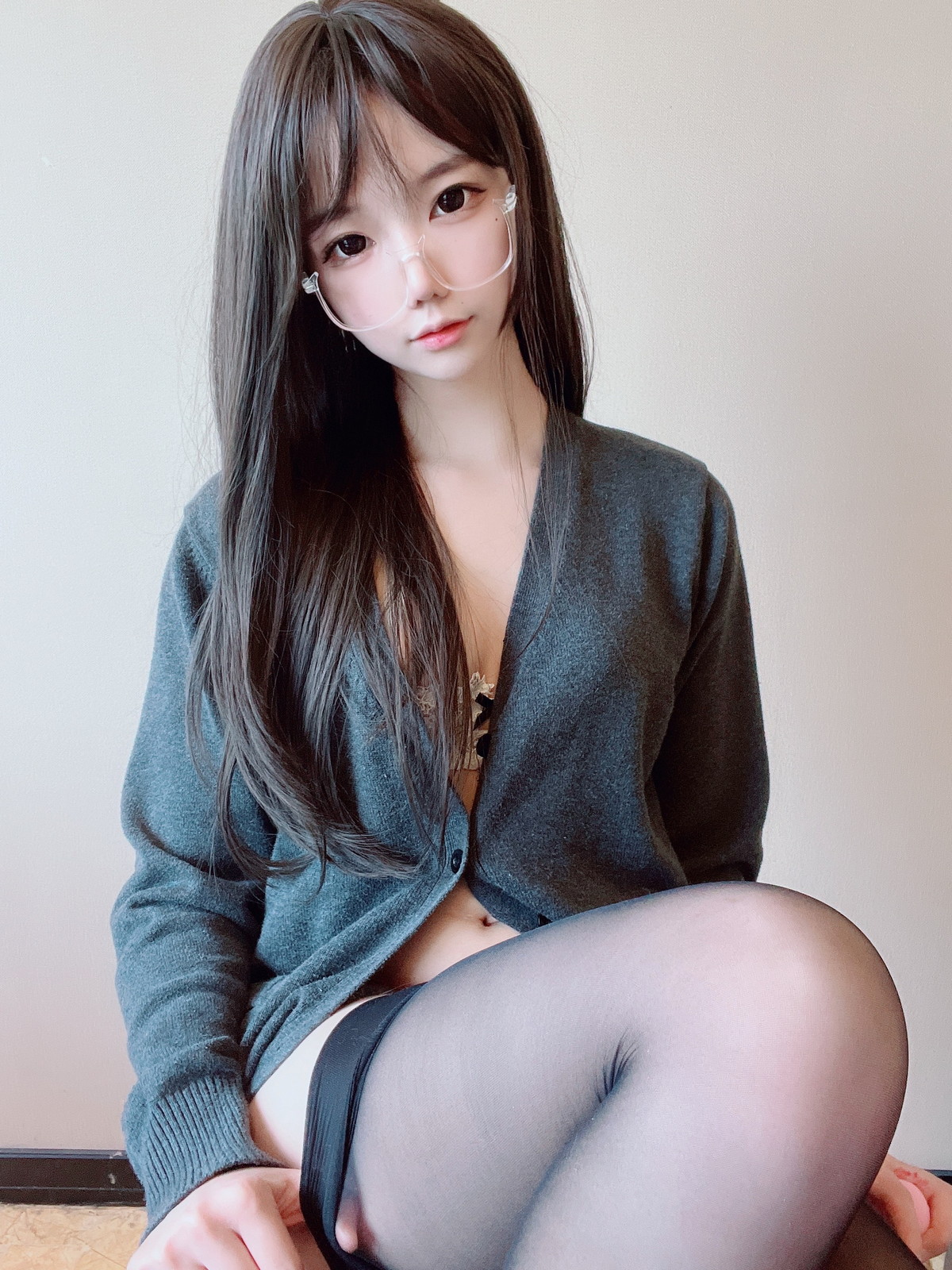 xgyw.top_网络美女莉犬酱黑丝白蕾丝主题眼镜美少女白色蕾丝内衣配超薄黑丝迷人诱惑写真51P