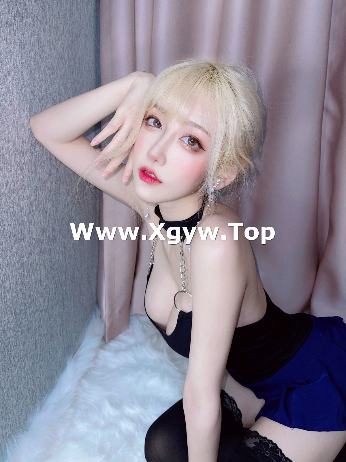 xgyw.top_人气Coser啾小妍金发芭比主题性感黑色低胸上衣配超短裙秀翘臀美腿撩人诱惑写真40P