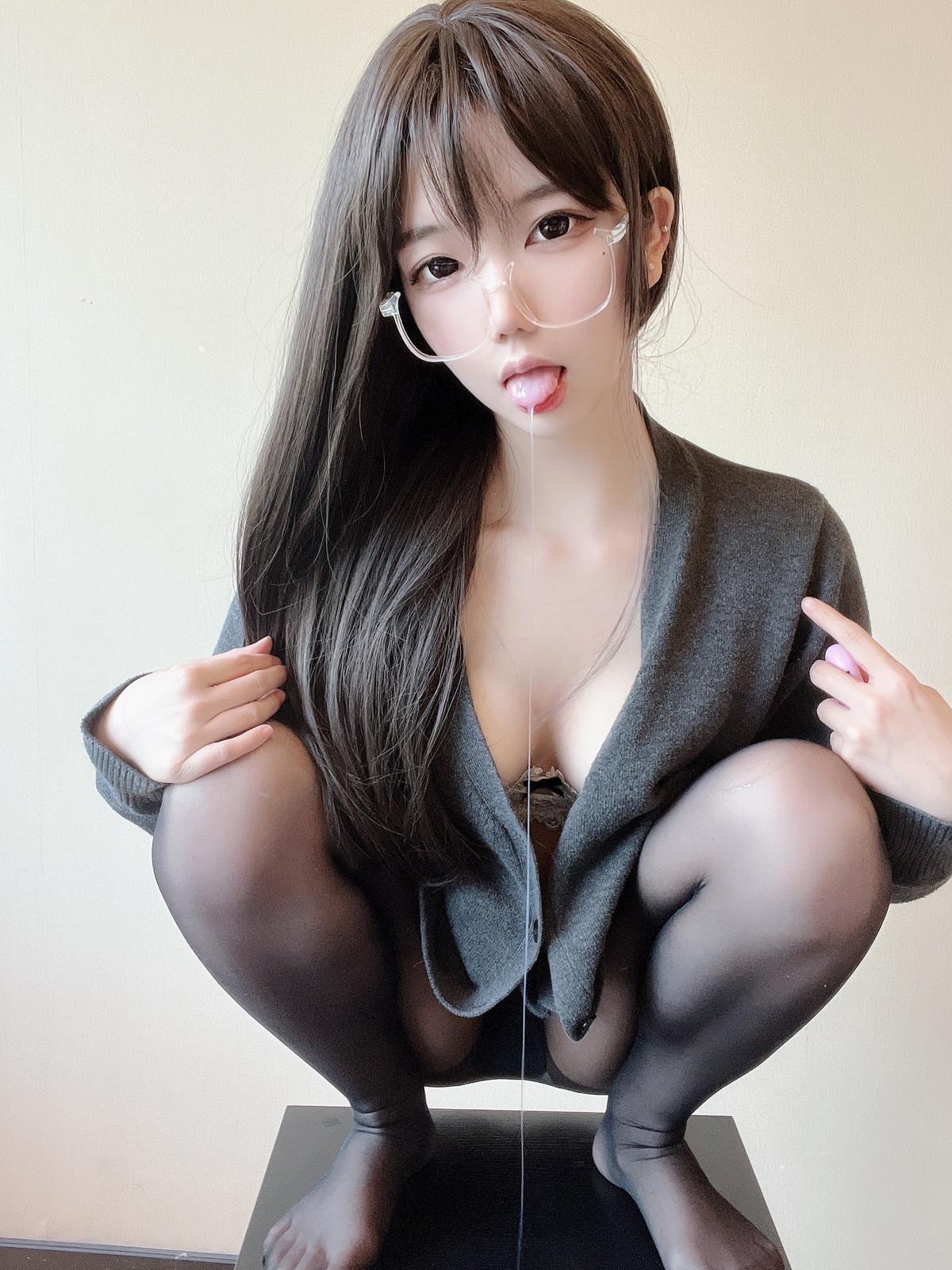 xgyw.top_网络美女莉犬酱黑丝白蕾丝主题眼镜美少女白色蕾丝内衣配超薄黑丝迷人诱惑写真51P