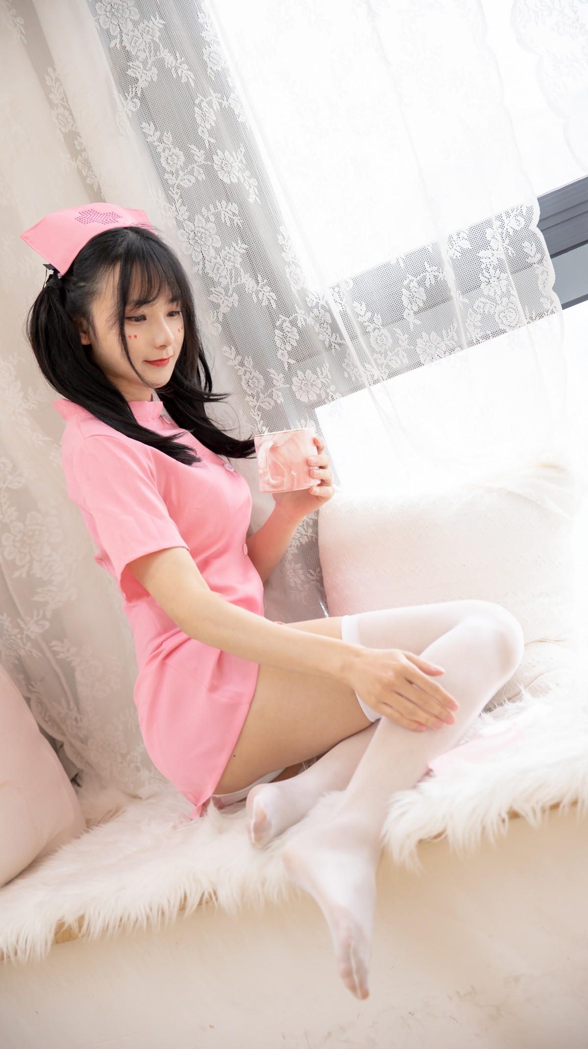 xgyw.top_网络美女豪歌护士学习资料主题私房性感多套护士装配白丝袜秀翘臀美腿诱惑写真100P