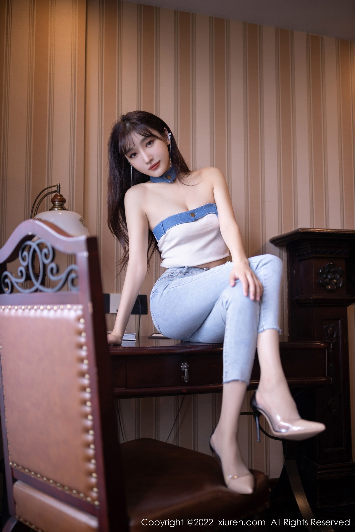xgyw.top_XiuRen第5908期_模特陆萱萱北京旅拍半脱牛仔裤露超薄无内肉丝秀翘臀诱惑写真77P