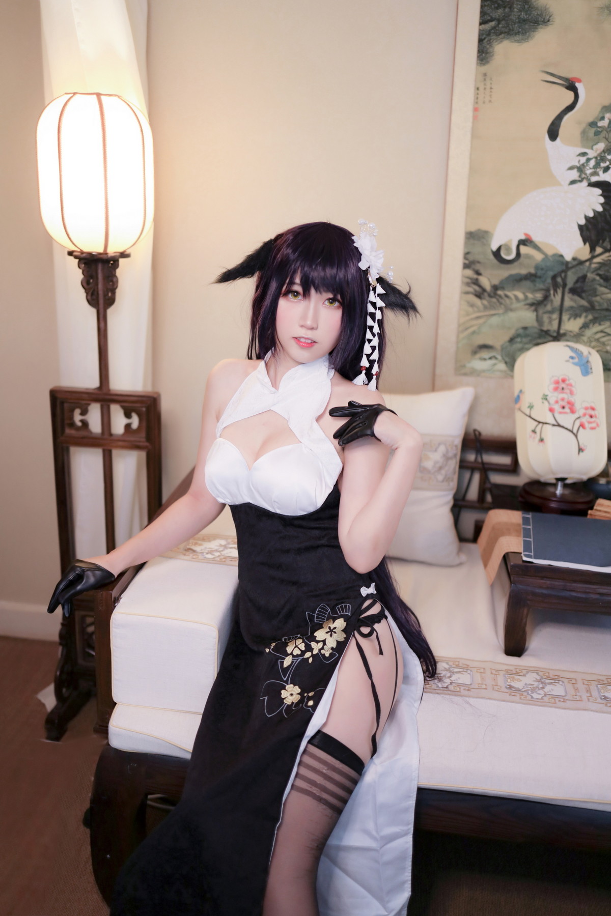 xgyw.top_Corer美女流年不停_w吾妻旗袍主题性感白色露胸旗袍配黑丝吊袜秀翘臀诱惑写真28P