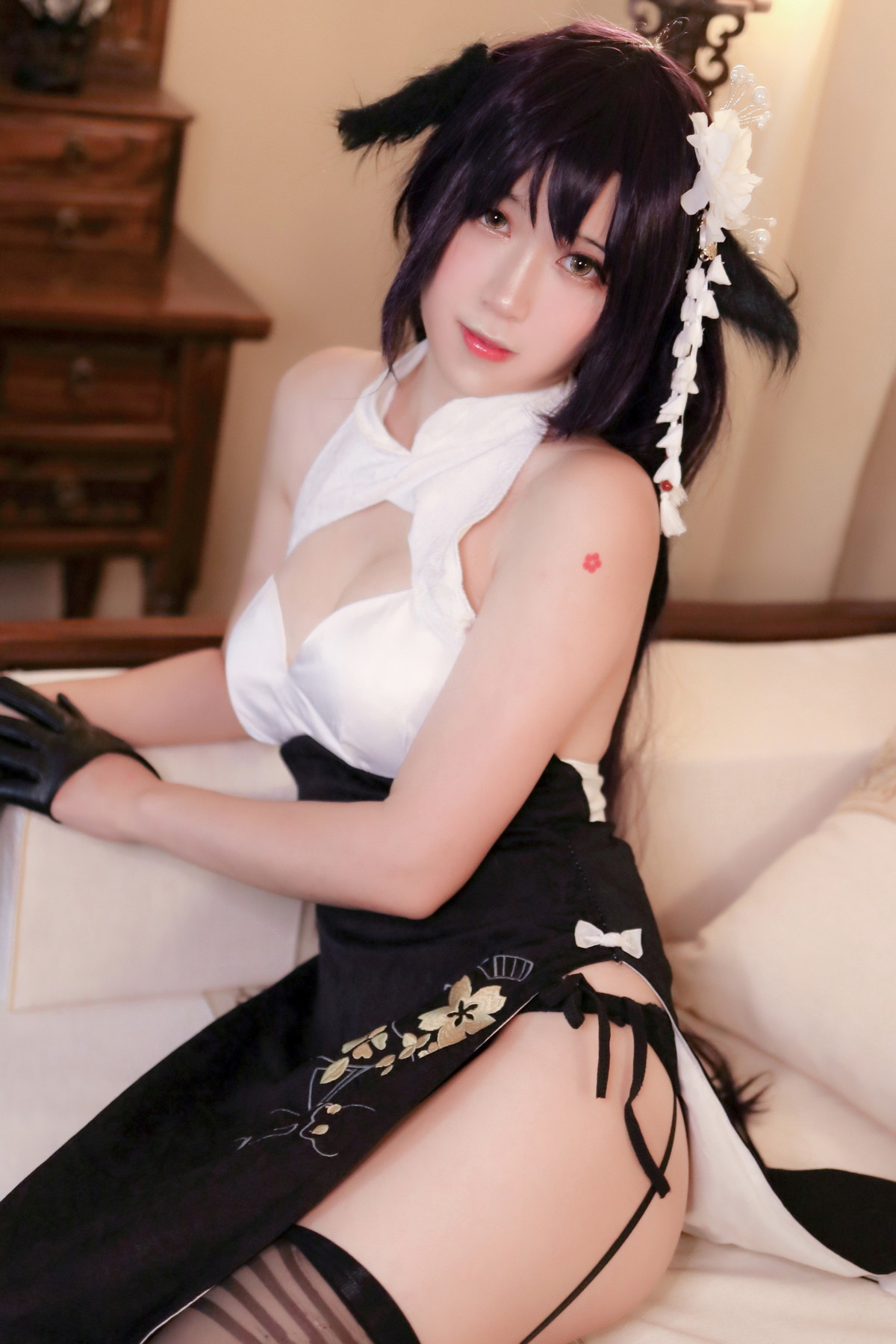 xgyw.top_Corer美女流年不停_w吾妻旗袍主题性感白色露胸旗袍配黑丝吊袜秀翘臀诱惑写真28P