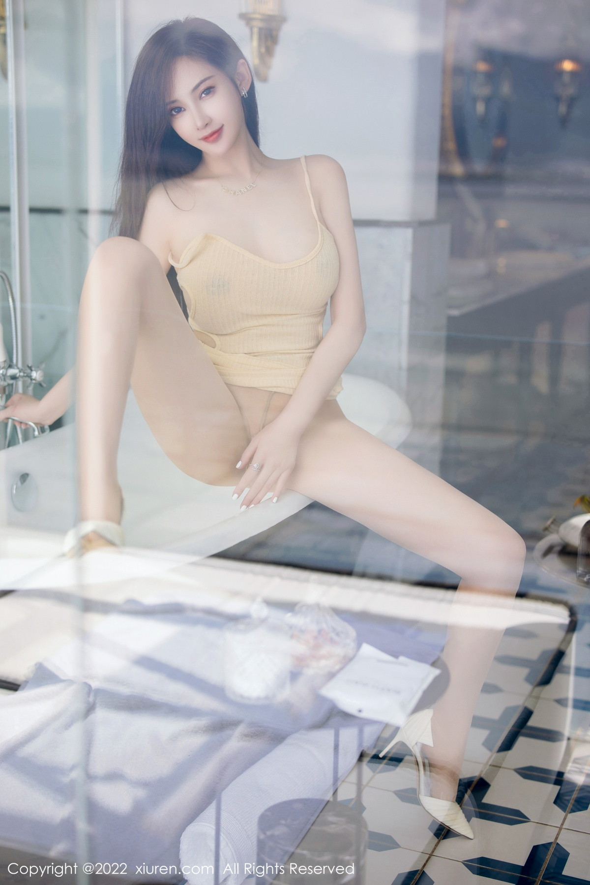 xgyw.top_XiuRen第5912期_女神奶瓶土肥圆大理旅拍黄色吊带短裙秀丰满身材惹火诱惑写真82P