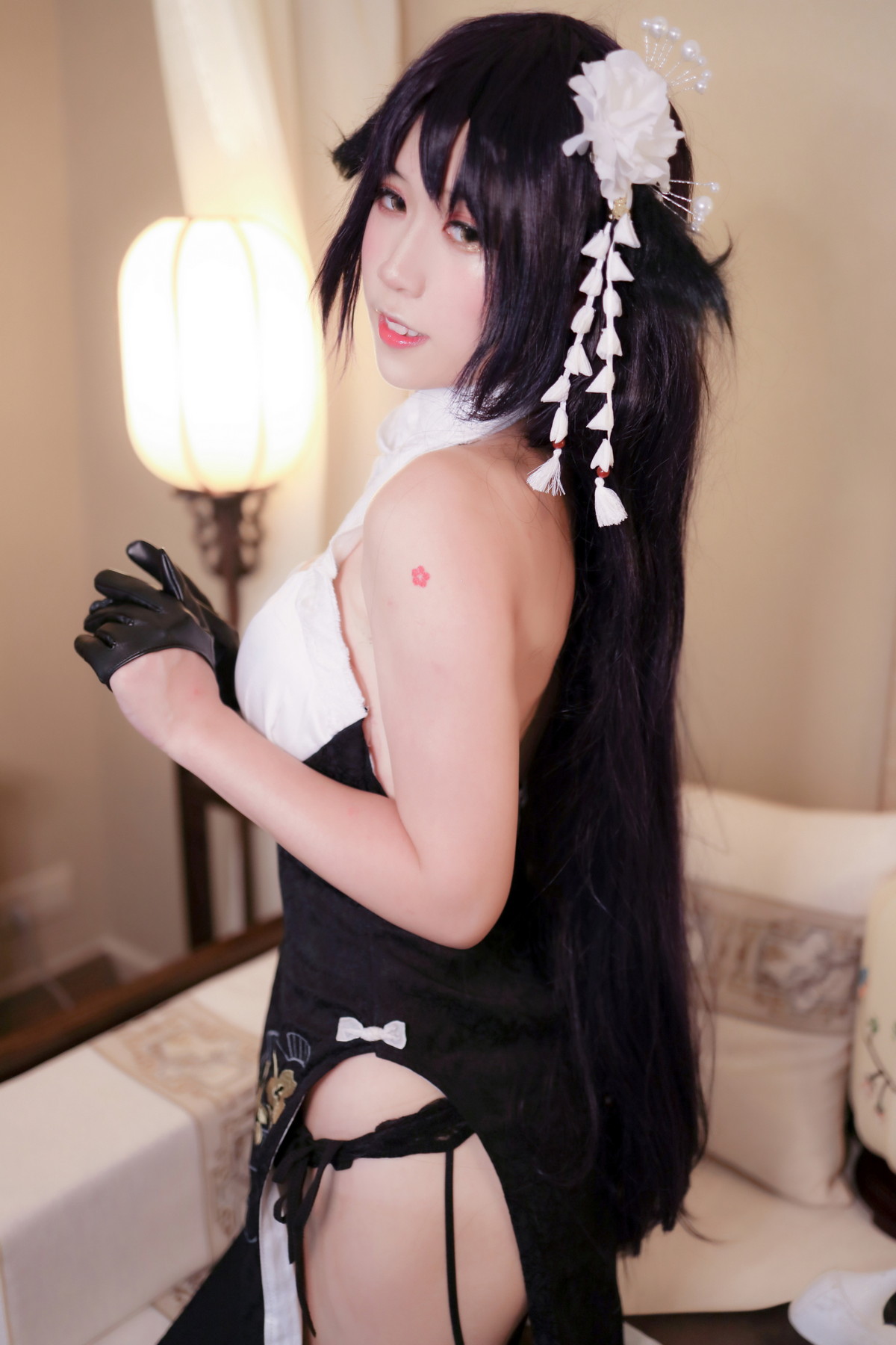 xgyw.top_Corer美女流年不停_w吾妻旗袍主题性感白色露胸旗袍配黑丝吊袜秀翘臀诱惑写真28P