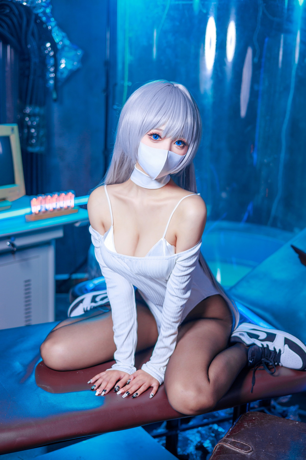 xgyw.top_Coser美女仙女月Ivy主题私房性感白色连体衣配超薄黑丝秀完美身材诱惑写真48P