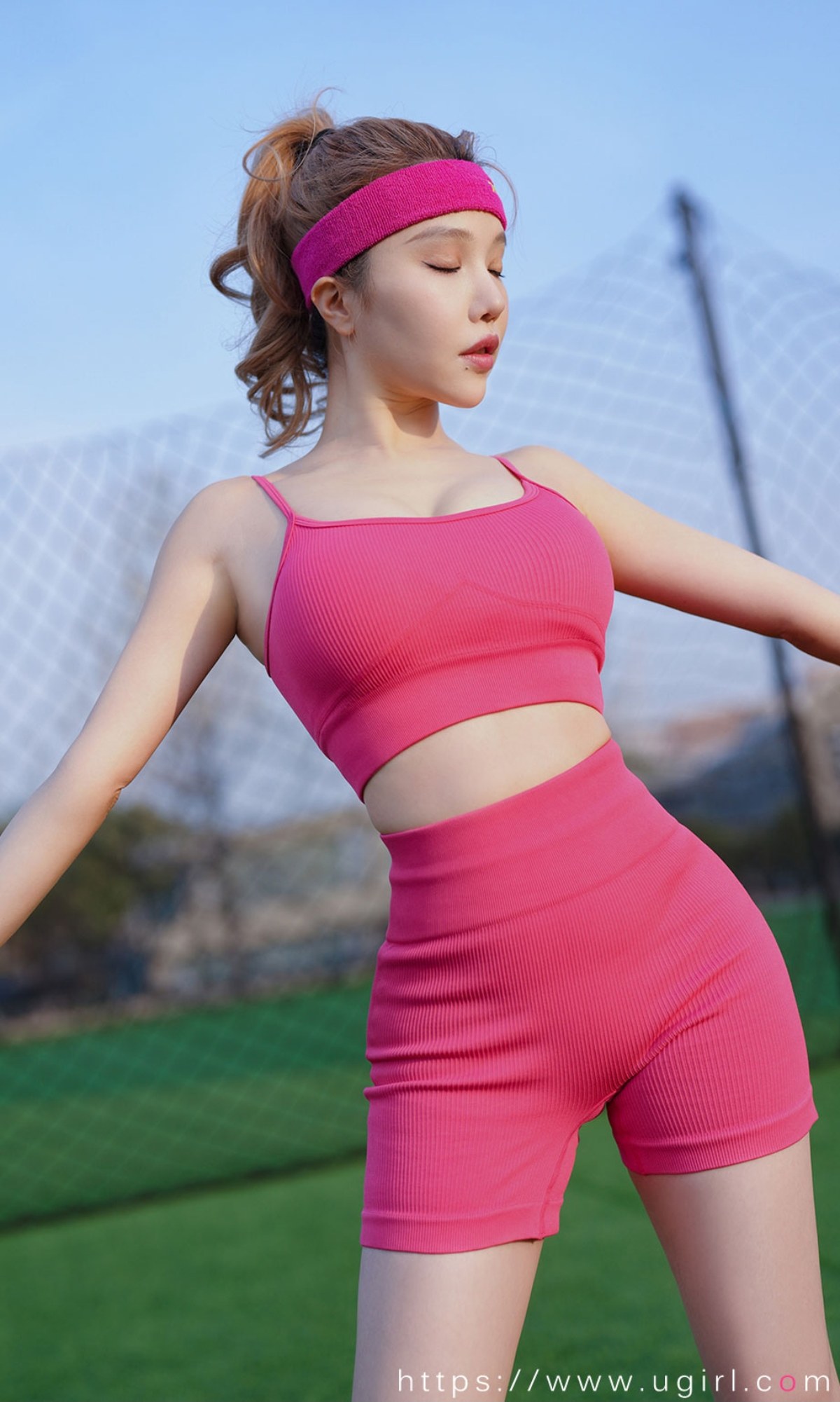 xgyw.top_[Ugirls爱尤物]No.2469_模特妮小妖户外性感红色紧身运动装秀完美身材迷人诱惑写真35P
