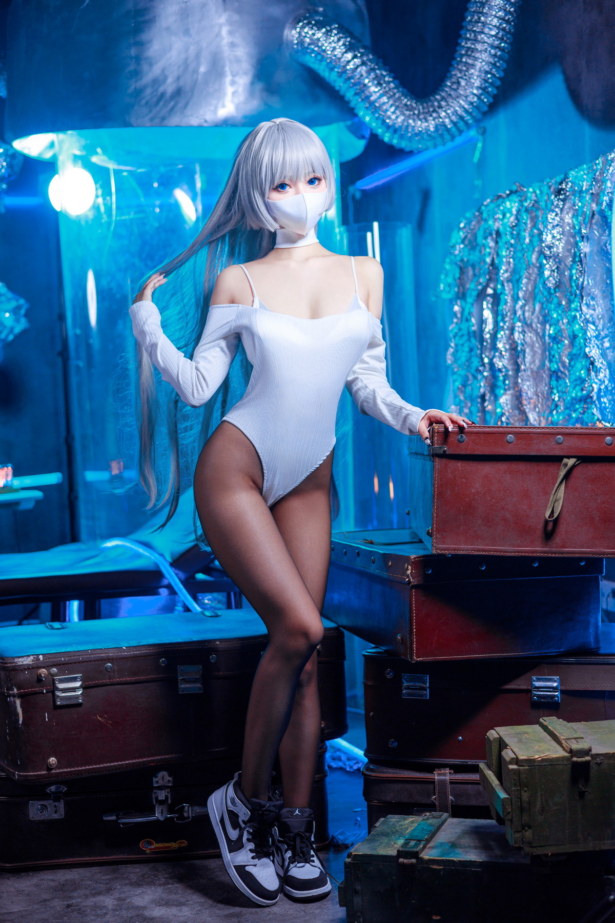xgyw.top_Coser美女仙女月Ivy主题私房性感白色连体衣配超薄黑丝秀完美身材诱惑写真48P