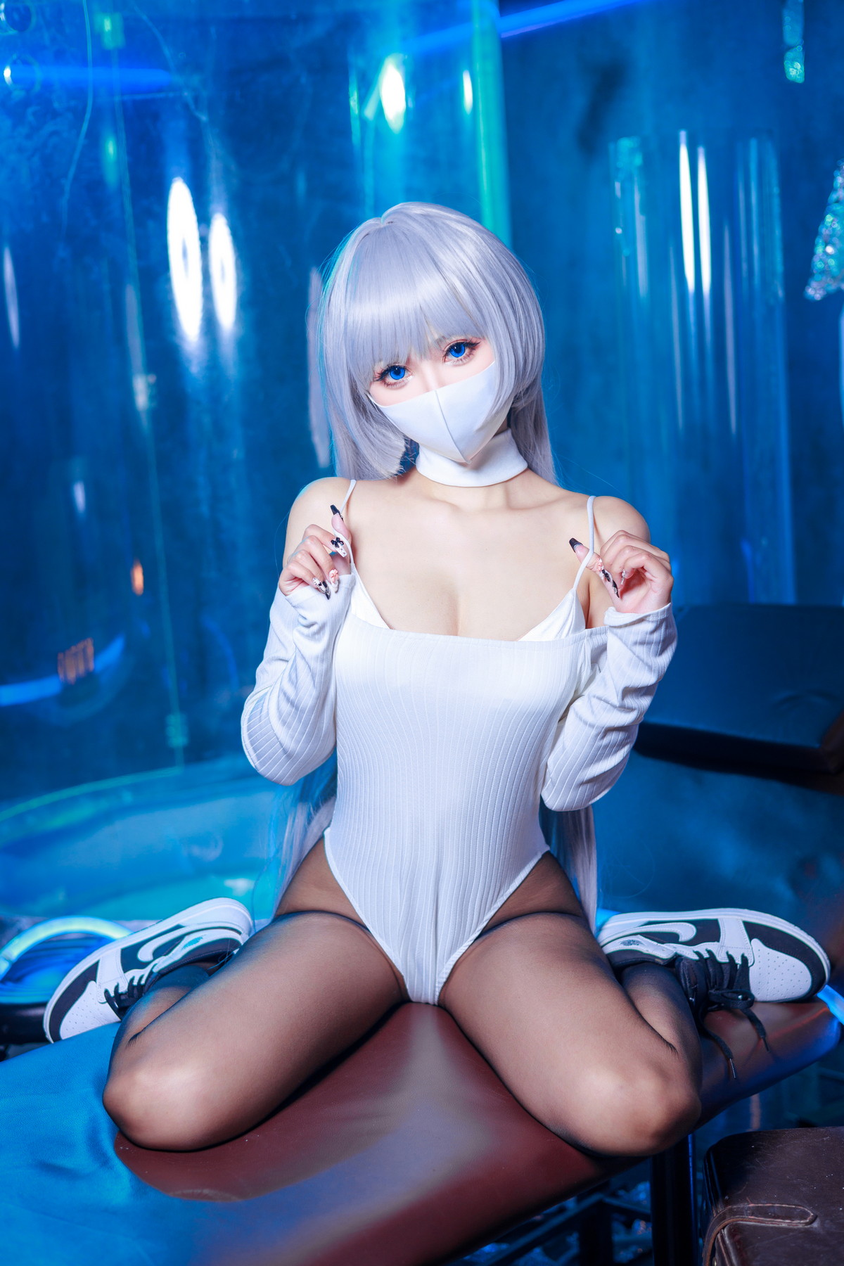 xgyw.top_Coser美女仙女月Ivy主题私房性感白色连体衣配超薄黑丝秀完美身材诱惑写真48P