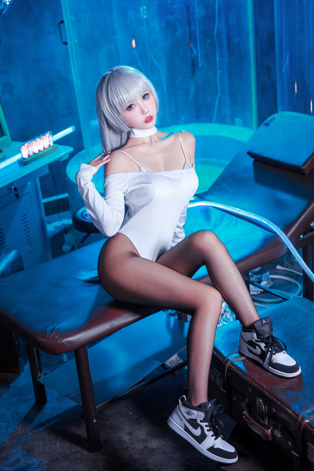 xgyw.top_Coser美女仙女月Ivy主题私房性感白色连体衣配超薄黑丝秀完美身材诱惑写真48P