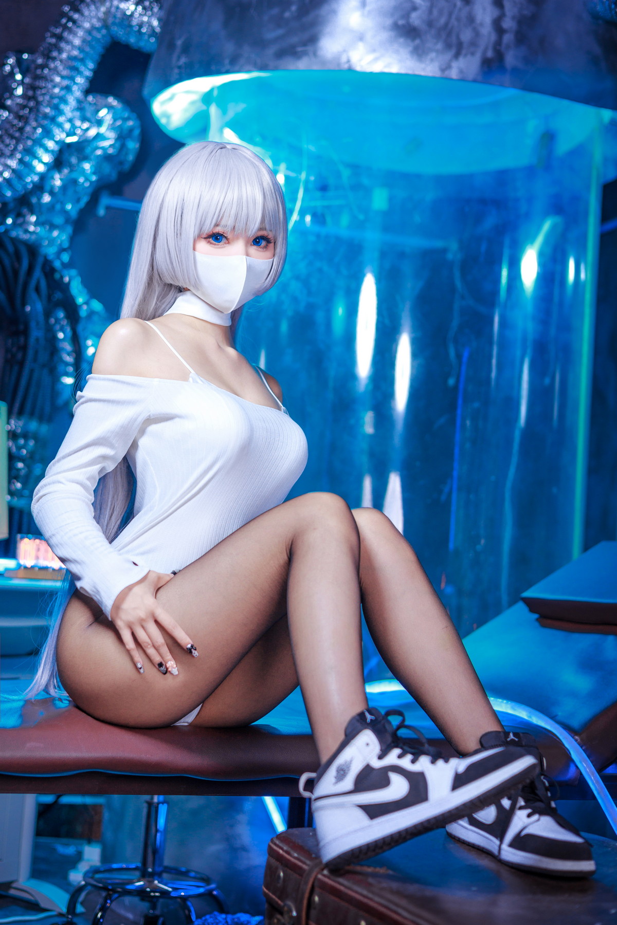 xgyw.top_Coser美女仙女月Ivy主题私房性感白色连体衣配超薄黑丝秀完美身材诱惑写真48P