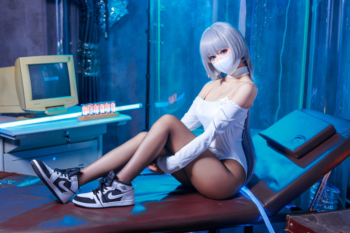 xgyw.top_Coser美女仙女月Ivy主题私房性感白色连体衣配超薄黑丝秀完美身材诱惑写真48P
