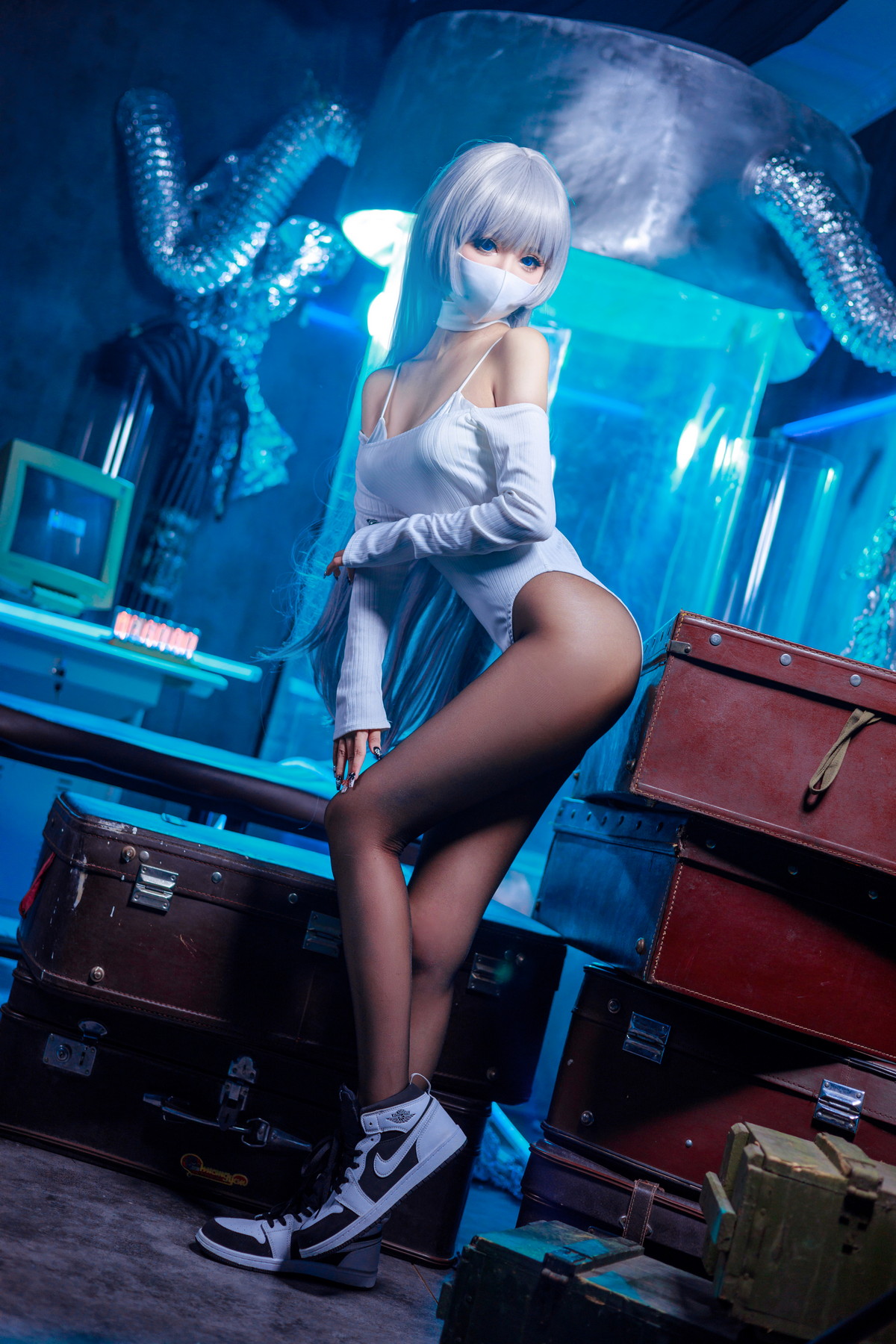 xgyw.top_Coser美女仙女月Ivy主题私房性感白色连体衣配超薄黑丝秀完美身材诱惑写真48P
