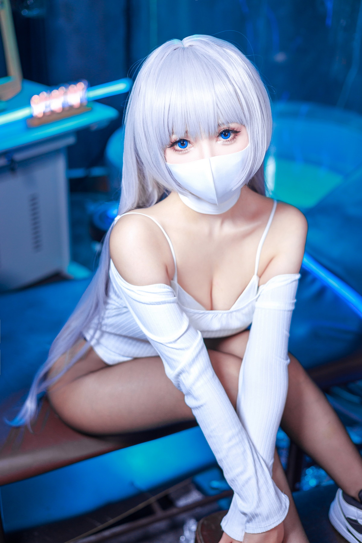 xgyw.top_Coser美女仙女月Ivy主题私房性感白色连体衣配超薄黑丝秀完美身材诱惑写真48P
