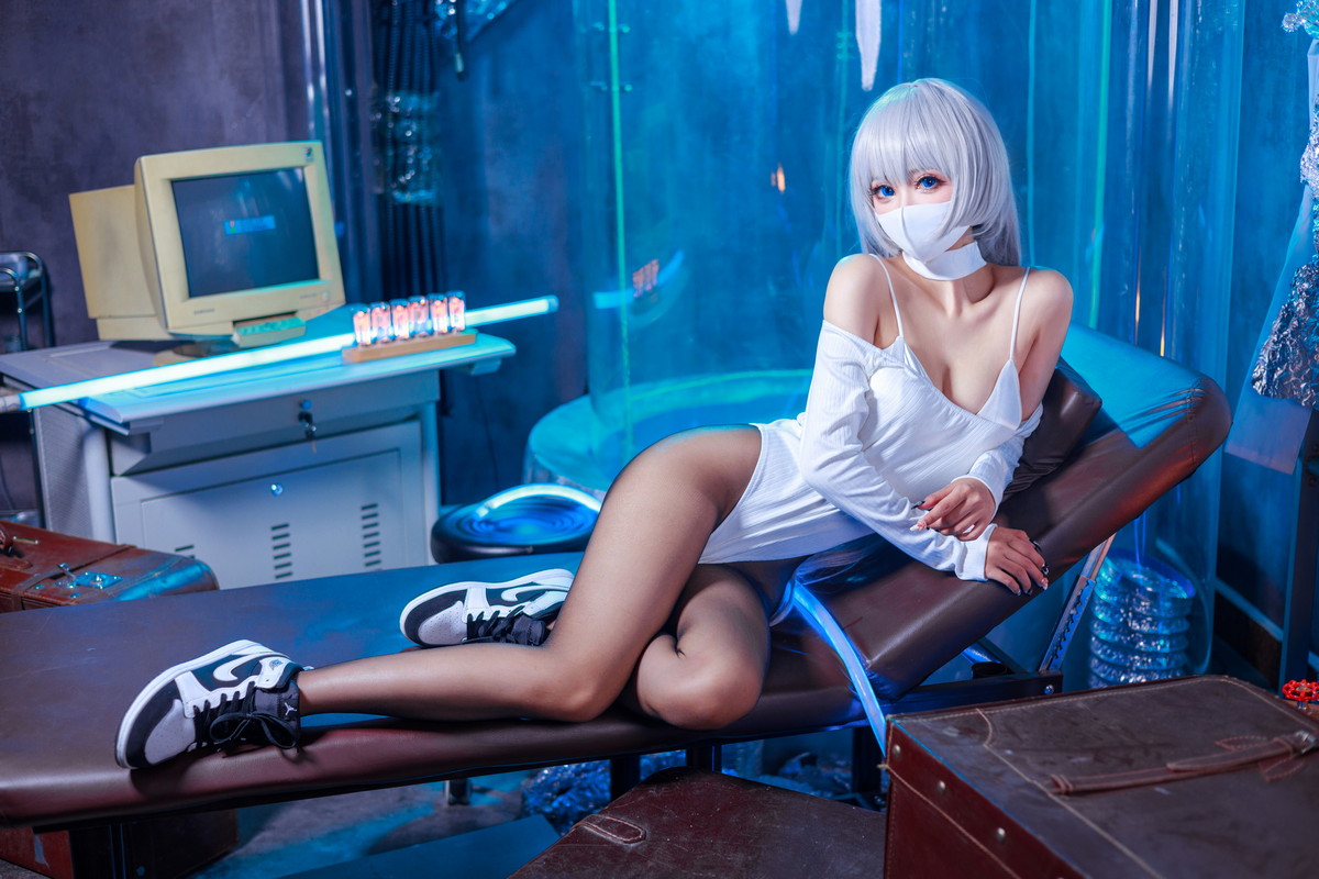 xgyw.top_Coser美女仙女月Ivy主题私房性感白色连体衣配超薄黑丝秀完美身材诱惑写真48P