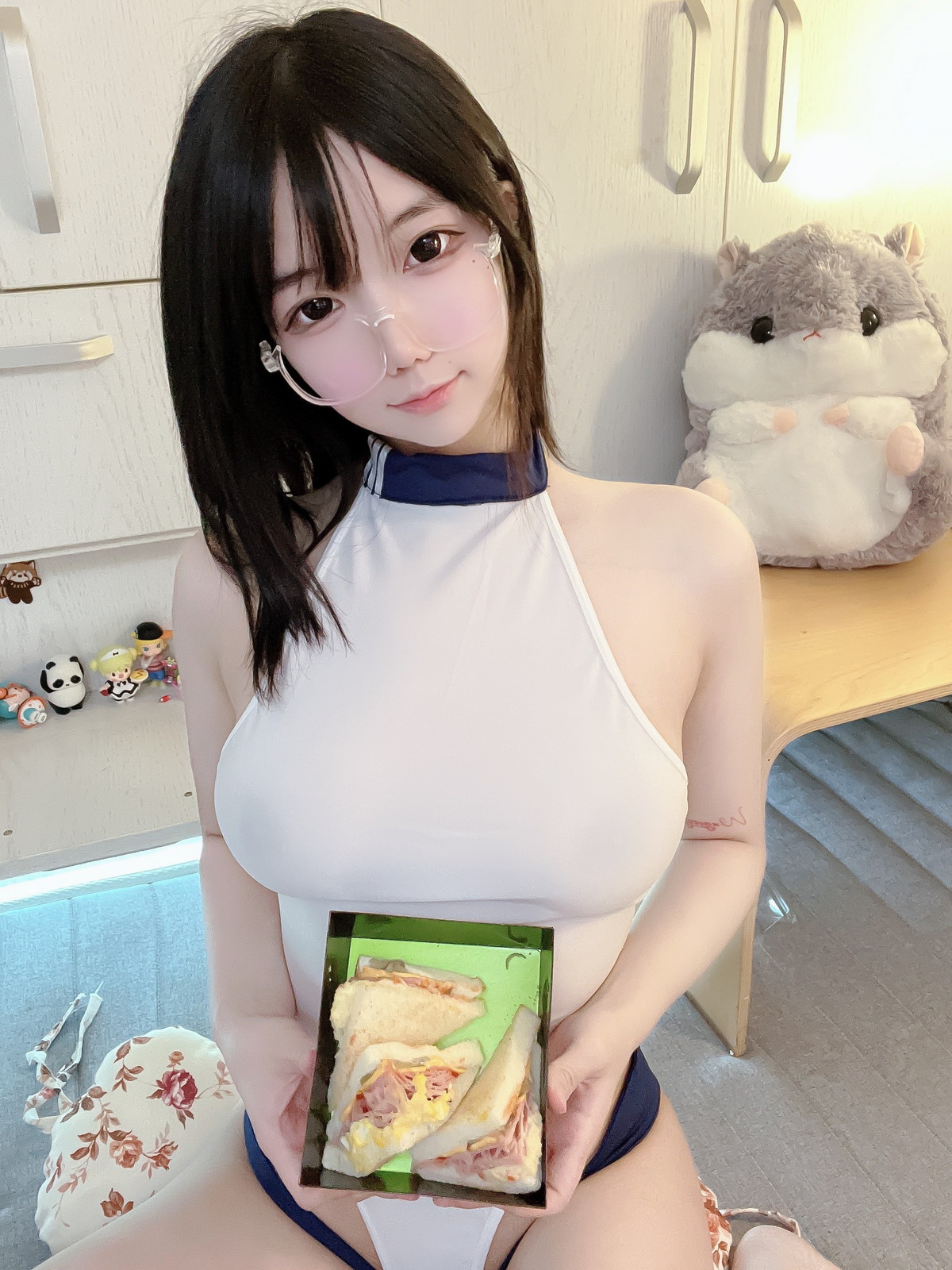 xgyw.top_网络美女莉犬酱调教体操服主题私房性感白色连体衣秀翘臀美腿撩人诱惑写真30P