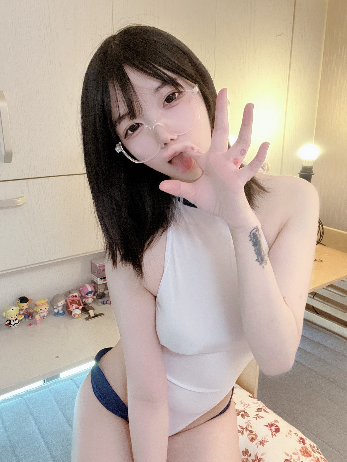 xgyw.top_网络美女莉犬酱调教体操服主题私房性感白色连体衣秀翘臀美腿撩人诱惑写真30P