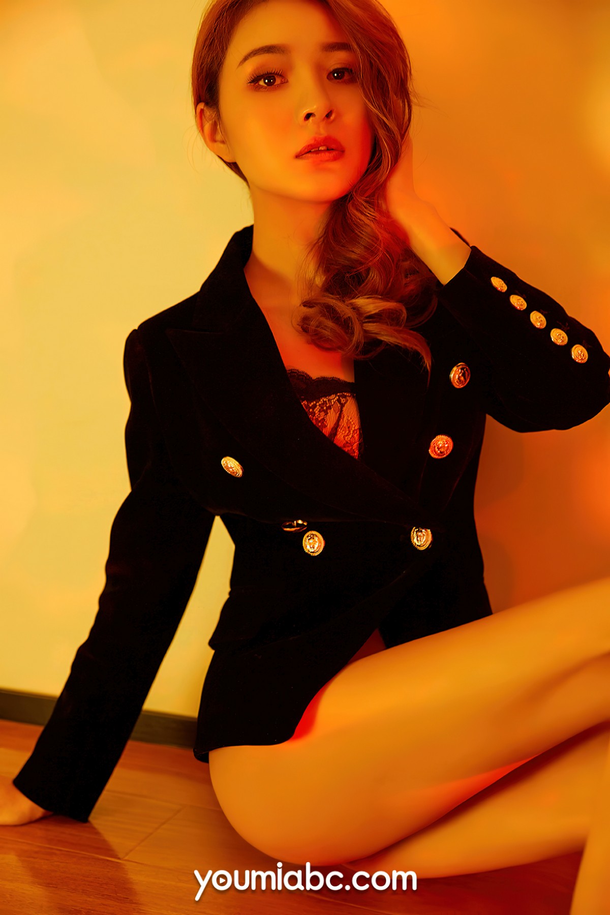 xgyw.top_[YouMi尤蜜]Vol.867_模特黄金宝儿私房脱黑色外衣露性感紫色内衣秀完美身材诱惑写真36P