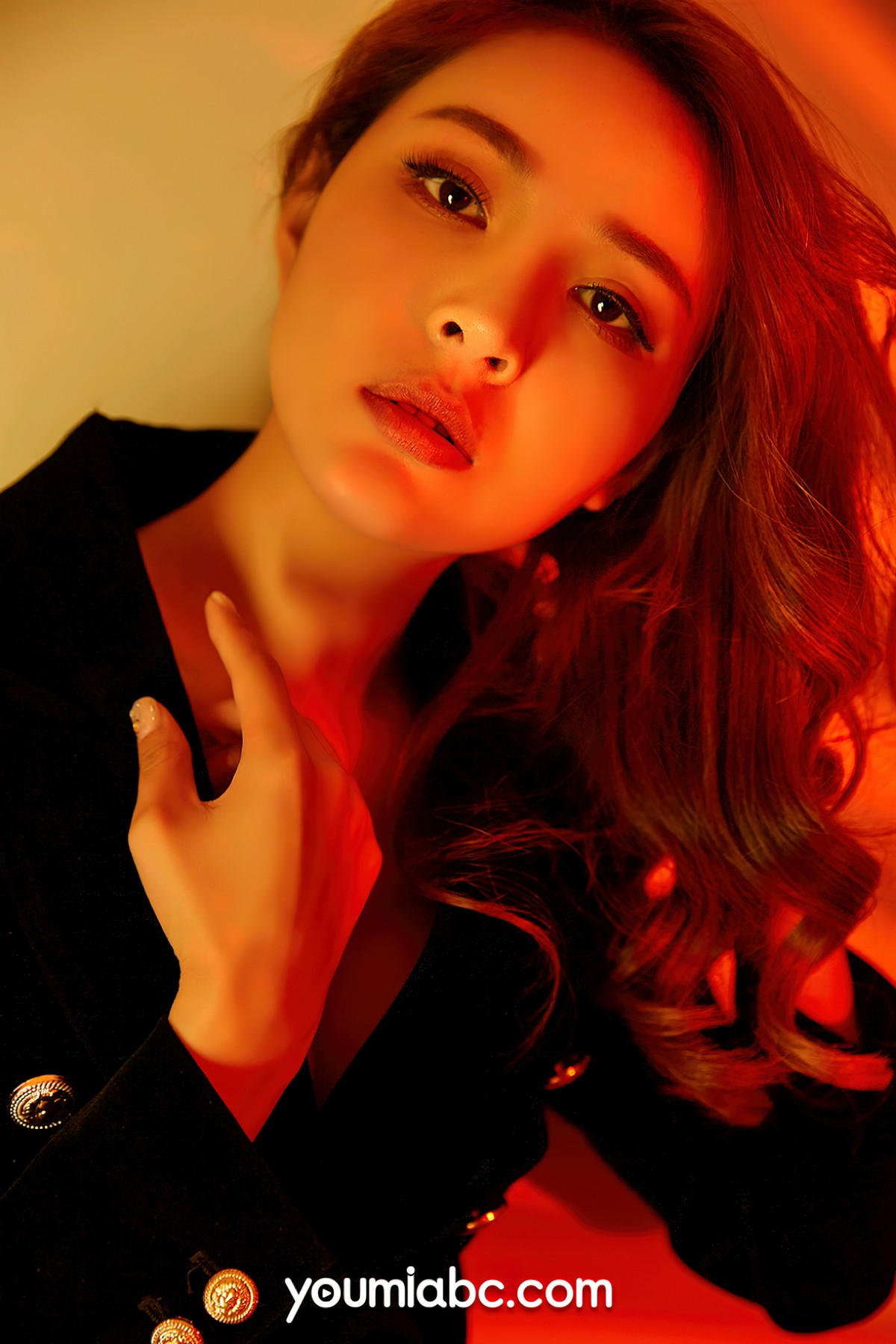 xgyw.top_[YouMi尤蜜]Vol.867_模特黄金宝儿私房脱黑色外衣露性感紫色内衣秀完美身材诱惑写真36P