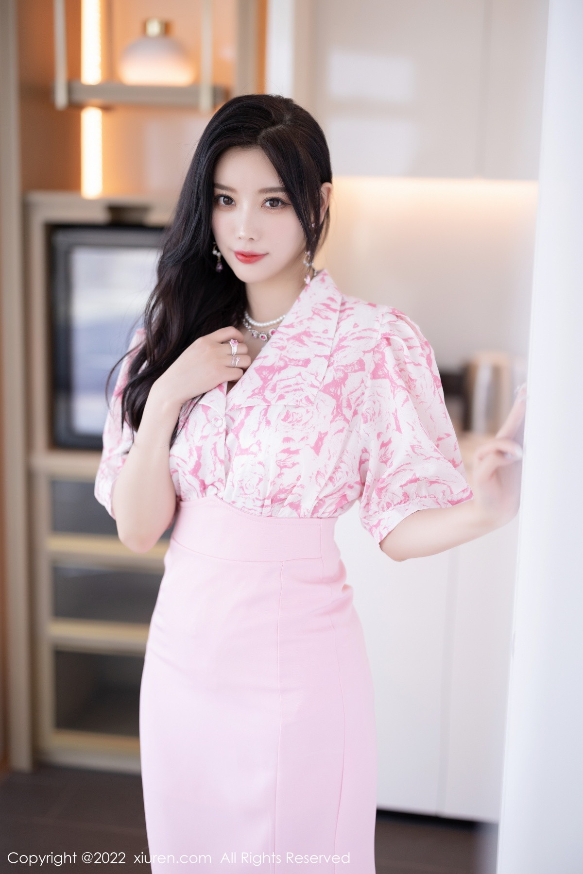 xgyw.top_XiuRen第5927期_女神杨晨晨Yome脱性感粉色上衣露白色内衣秀丰腴身材诱惑写真87P