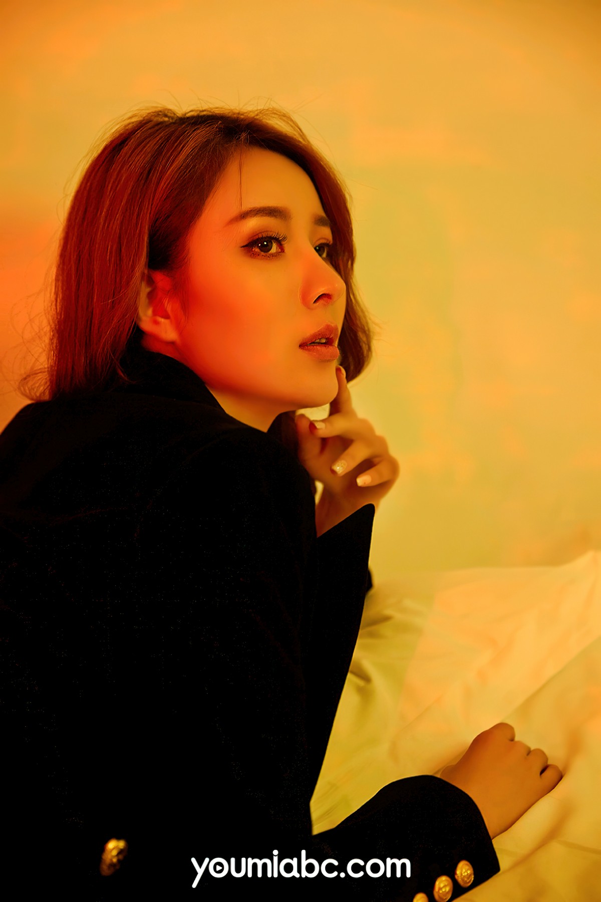 xgyw.top_[YouMi尤蜜]Vol.867_模特黄金宝儿私房脱黑色外衣露性感紫色内衣秀完美身材诱惑写真36P