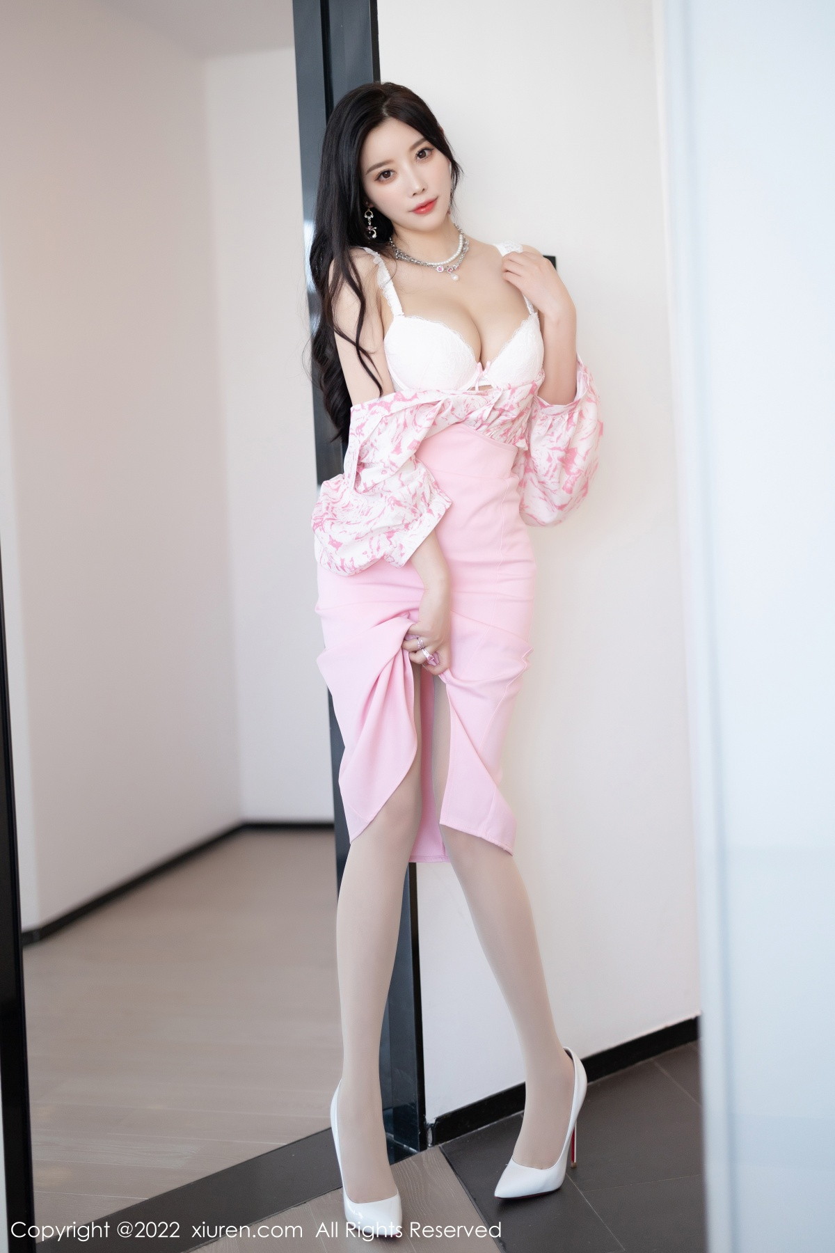 xgyw.top_XiuRen第5927期_女神杨晨晨Yome脱性感粉色上衣露白色内衣秀丰腴身材诱惑写真87P