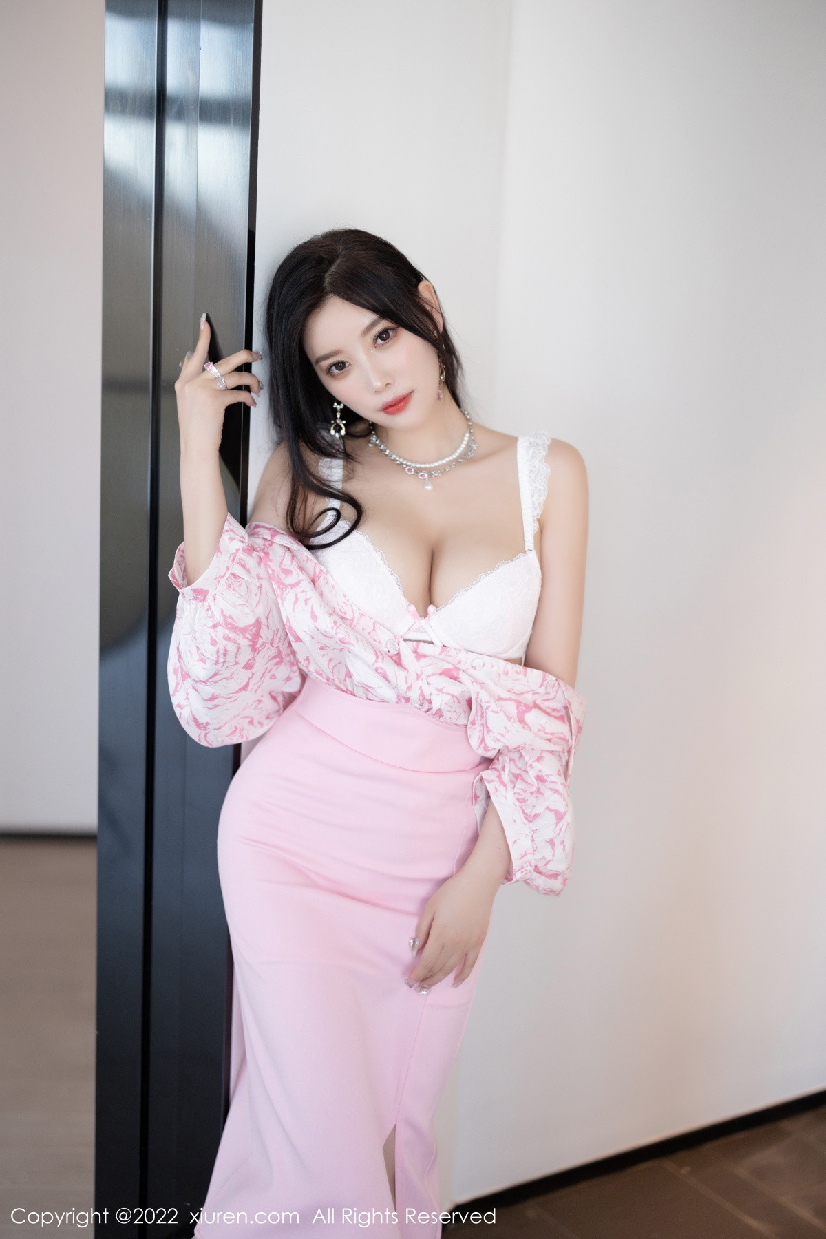 xgyw.top_XiuRen第5927期_女神杨晨晨Yome脱性感粉色上衣露白色内衣秀丰腴身材诱惑写真87P