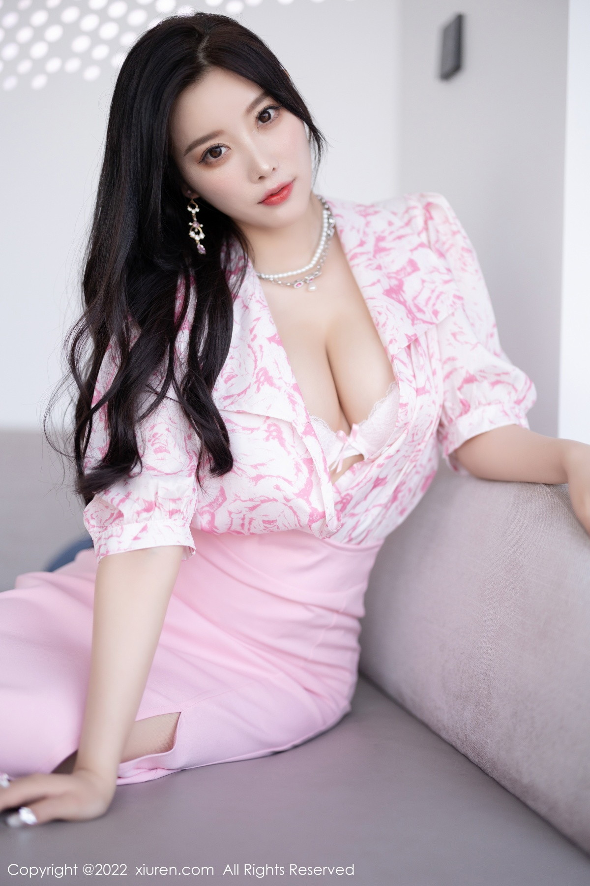 xgyw.top_XiuRen第5927期_女神杨晨晨Yome脱性感粉色上衣露白色内衣秀丰腴身材诱惑写真87P
