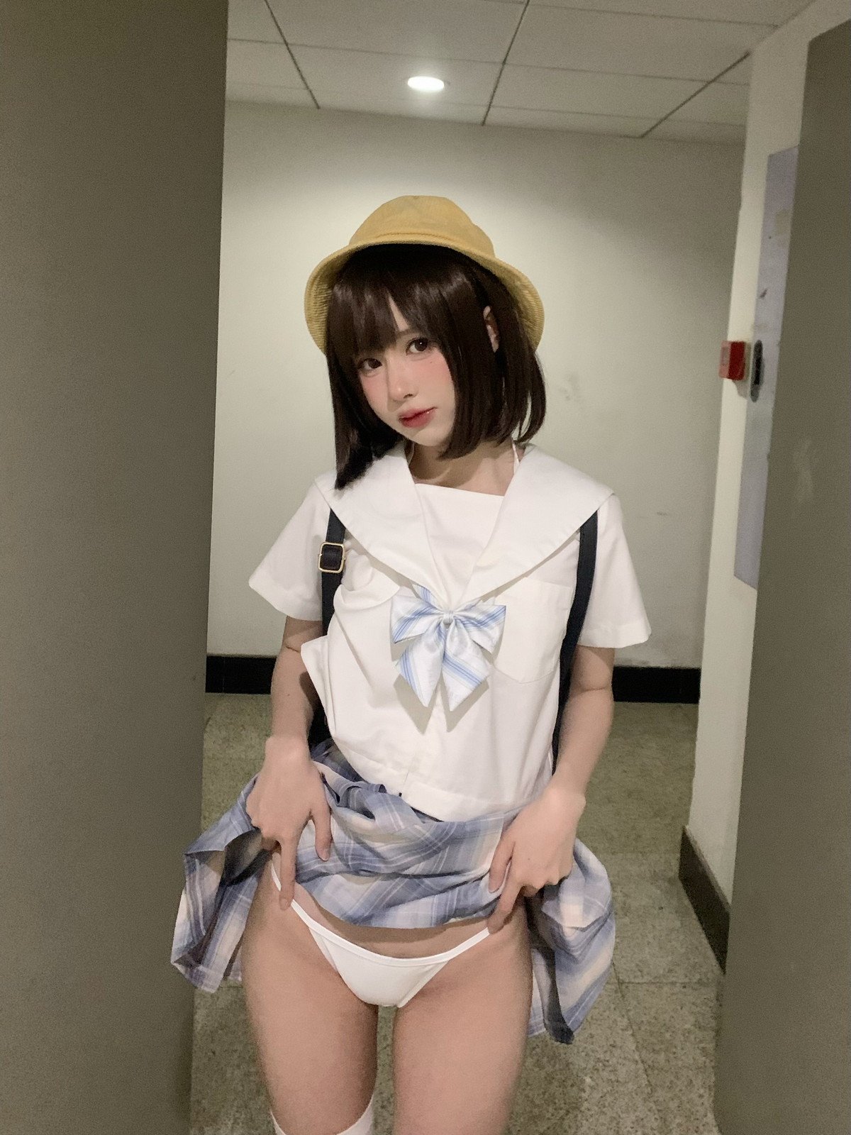 xgyw.top_网络美女西园寺南歌主人的任务主题户外性感JK制服半脱露白色皮质内衣诱惑写真40P