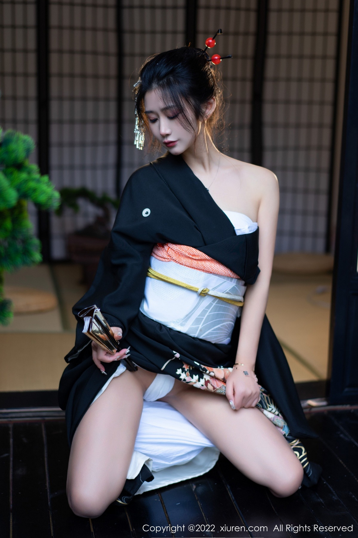 xgyw.top_XiuRen第5932期_模特laura阿姣性感深色日式和服半脱秀柔美身材迷人诱惑写真74P