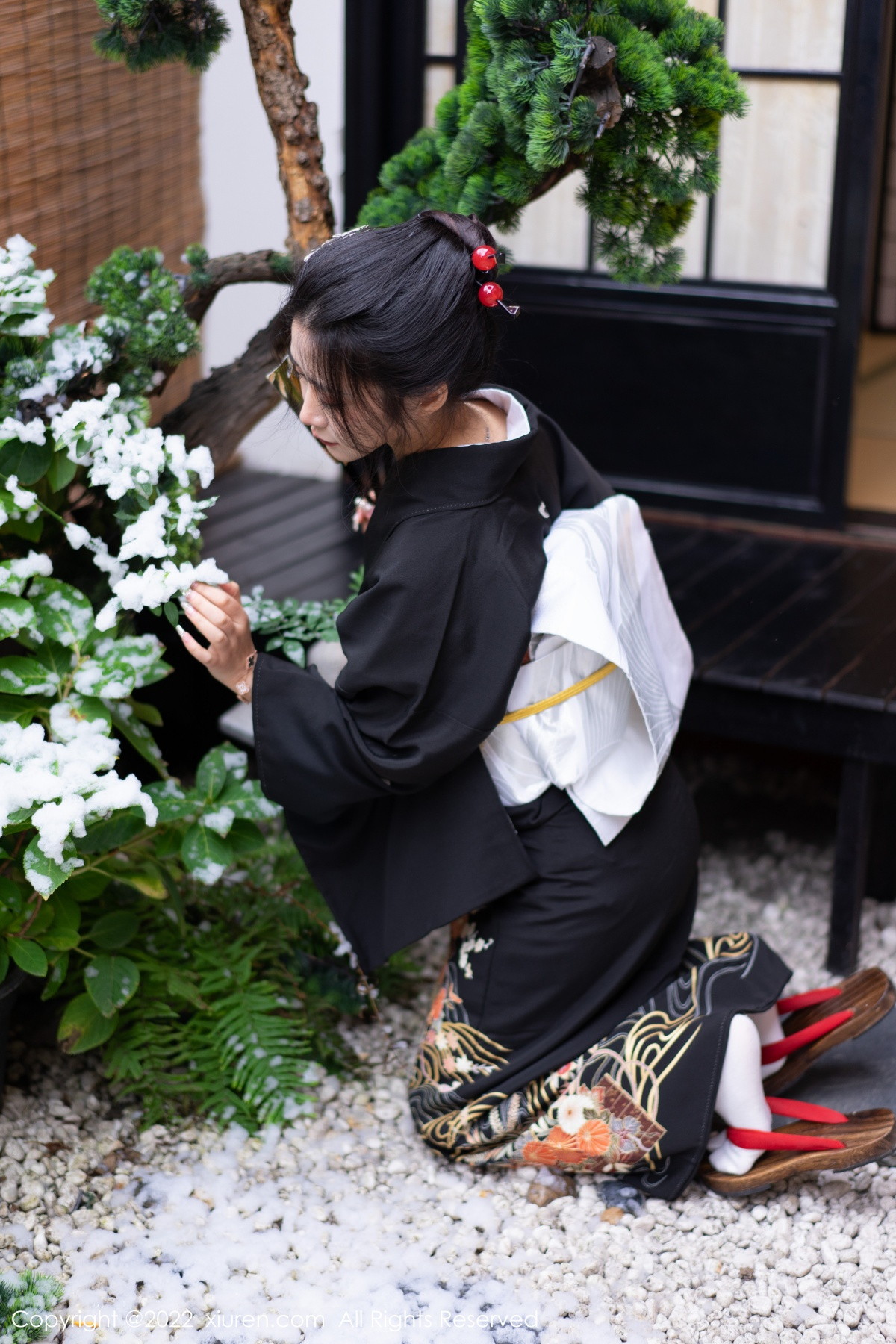 xgyw.top_XiuRen第5932期_模特laura阿姣性感深色日式和服半脱秀柔美身材迷人诱惑写真74P