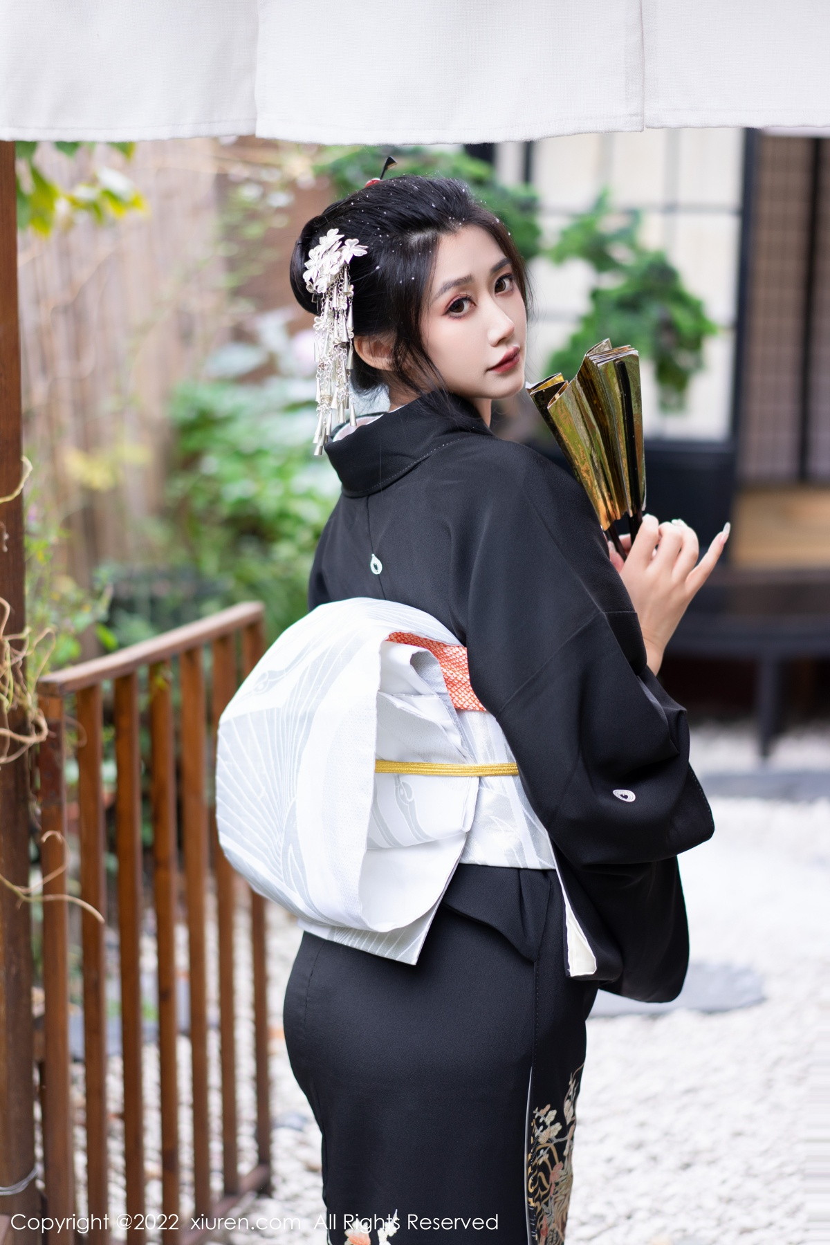 xgyw.top_XiuRen第5932期_模特laura阿姣性感深色日式和服半脱秀柔美身材迷人诱惑写真74P