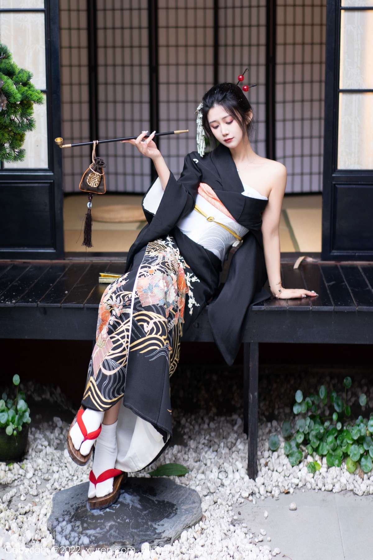xgyw.top_XiuRen第5932期_模特laura阿姣性感深色日式和服半脱秀柔美身材迷人诱惑写真74P