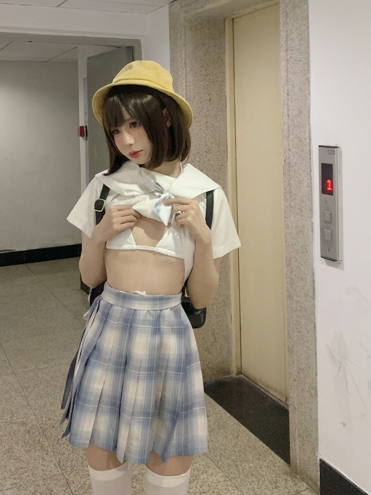 xgyw.top_网络美女西园寺南歌主人的任务主题户外性感JK制服半脱露白色皮质内衣诱惑写真40P