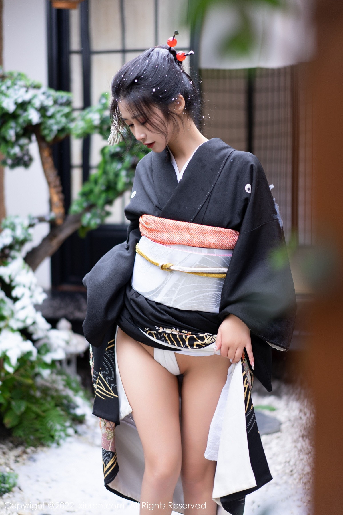 xgyw.top_XiuRen第5932期_模特laura阿姣性感深色日式和服半脱秀柔美身材迷人诱惑写真74P
