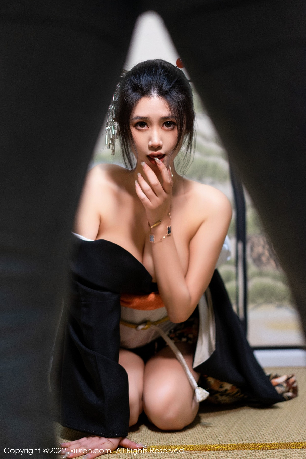 xgyw.top_XiuRen第5932期_模特laura阿姣性感深色日式和服半脱秀柔美身材迷人诱惑写真74P