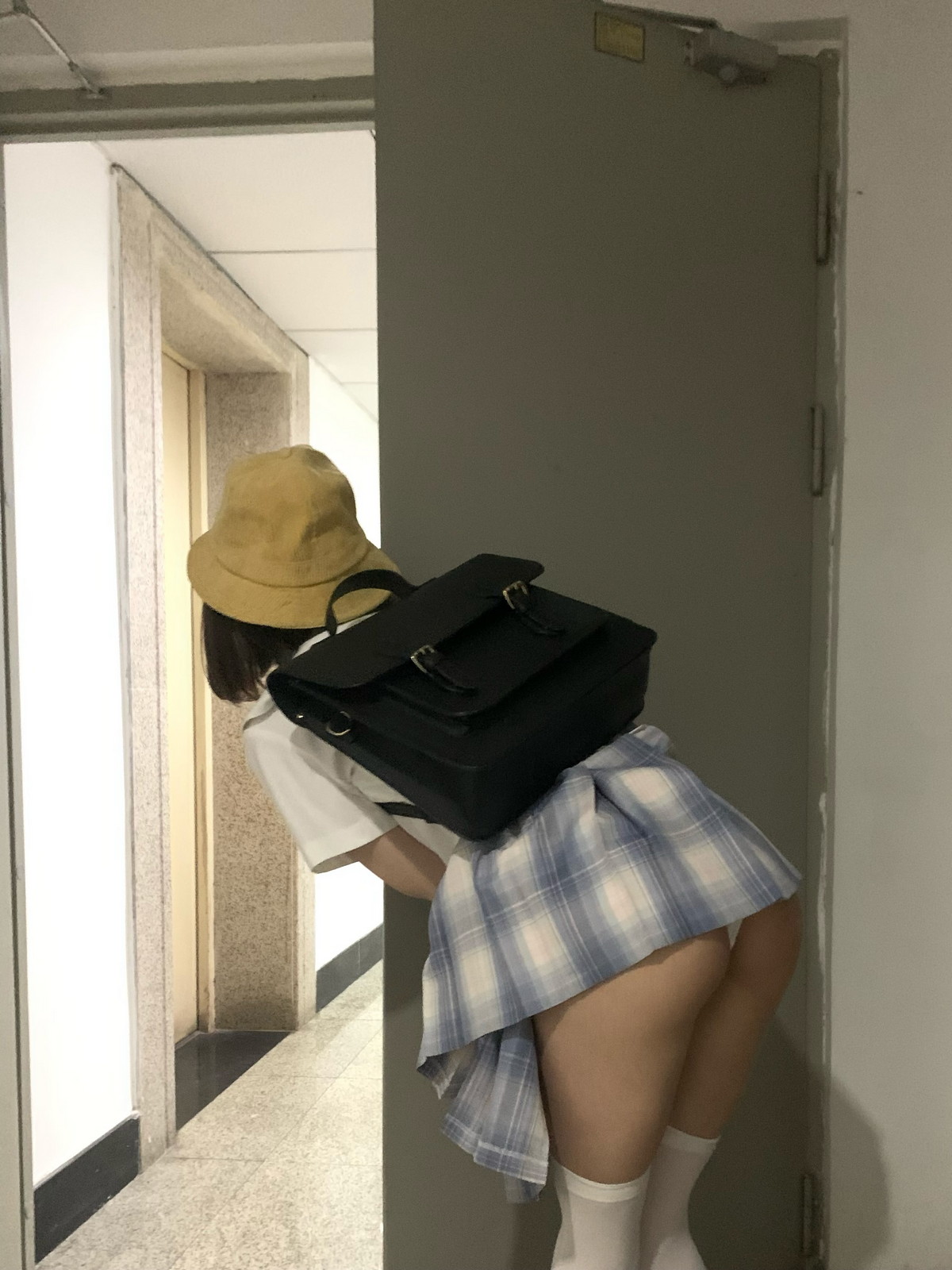 xgyw.top_网络美女西园寺南歌主人的任务主题户外性感JK制服半脱露白色皮质内衣诱惑写真40P