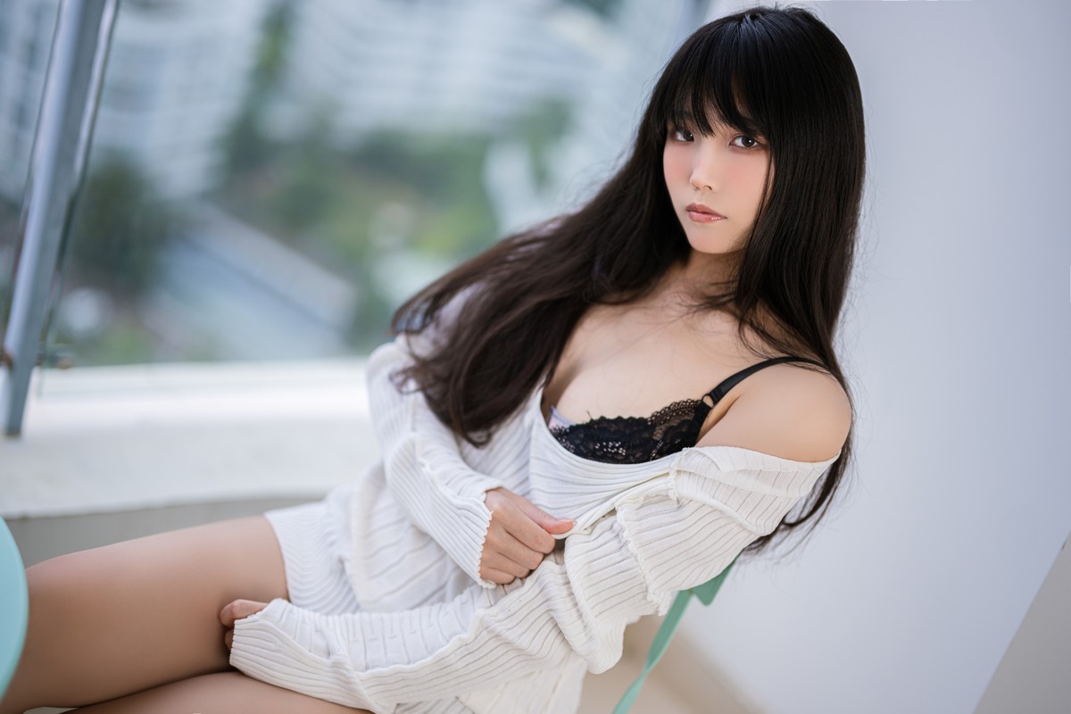 xgyw.top_网络美女汪知子醉酒主题私房性感白色针织衣半脱露黑色蕾丝内衣撩人诱惑写真36P