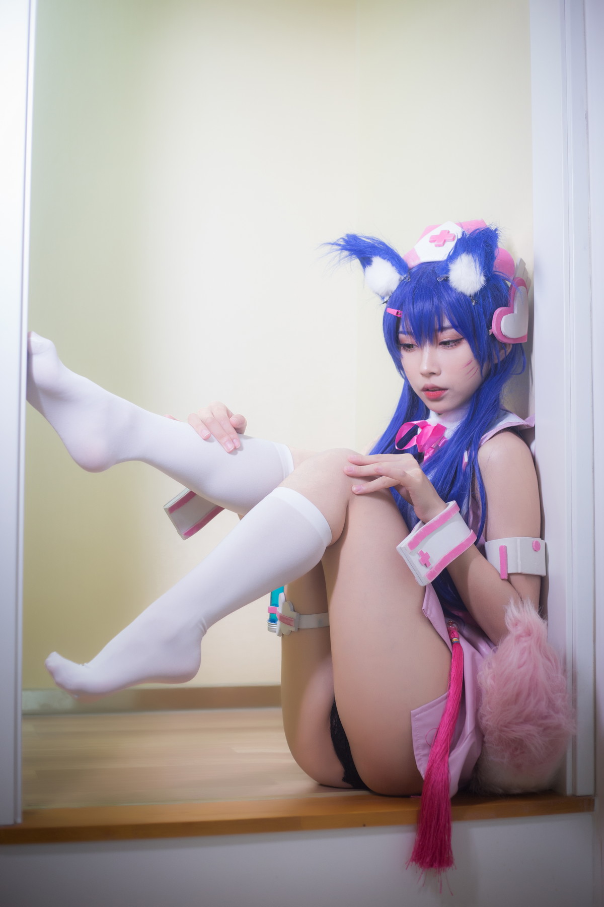 xgyw.top_Coser美女清颜真德秀阿狸护士主题性感粉红护士装半脱露黑色蕾丝内衣诱惑写真30P