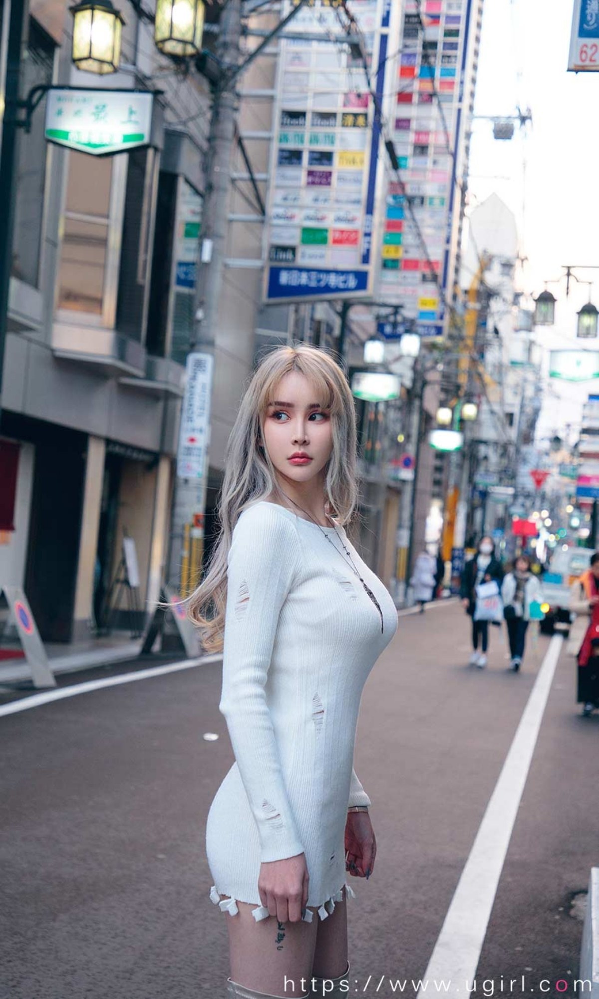 xgyw.top_[Ugirls爱尤物]No.2472_模特青树户外街拍性感白色针织连衣短裙秀完美身材诱惑写真35P