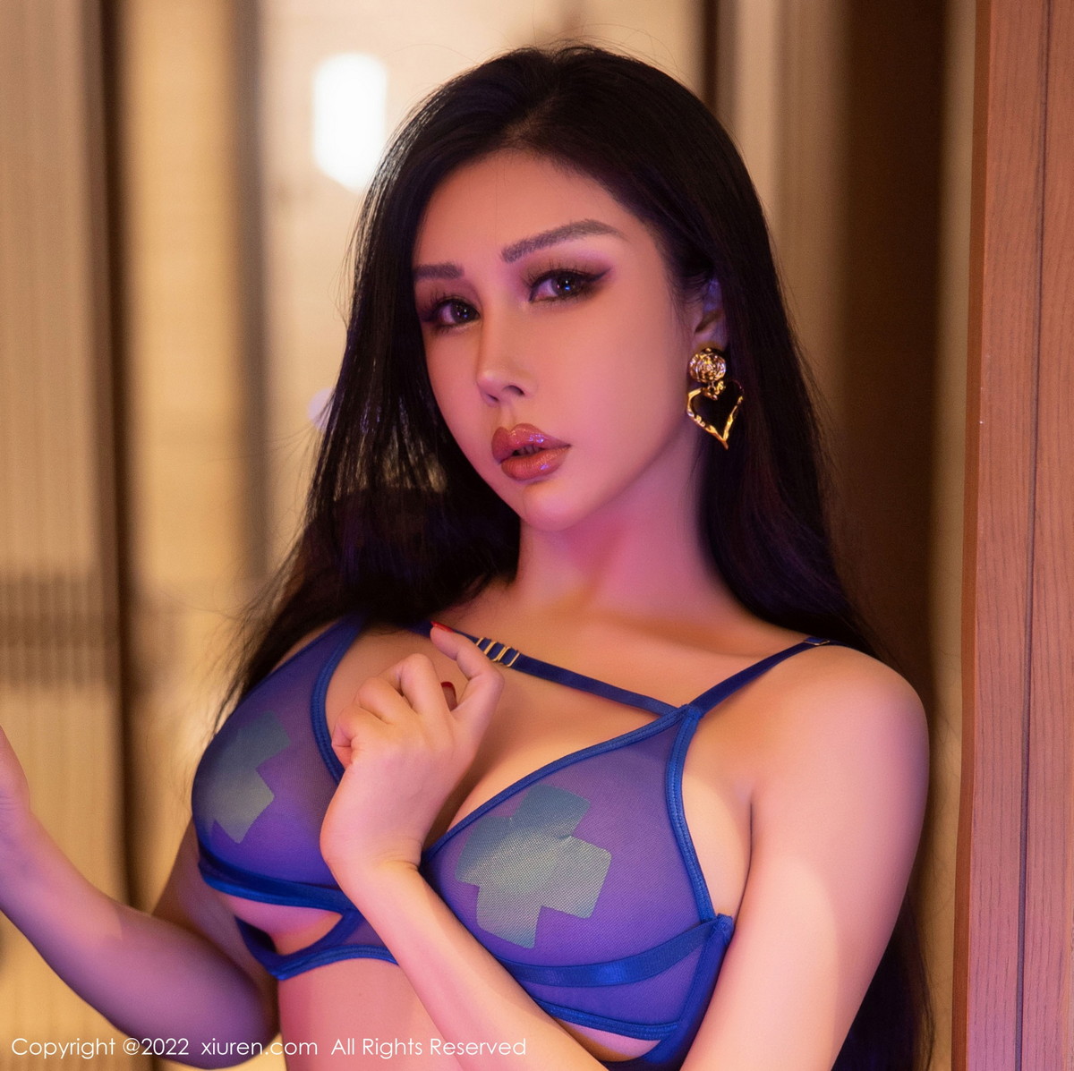 xgyw.top_XiuRen第5941_模特田冰冰性感蓝色轻透内衣配黑色蕾丝袜秀惹火身材诱惑写真72P