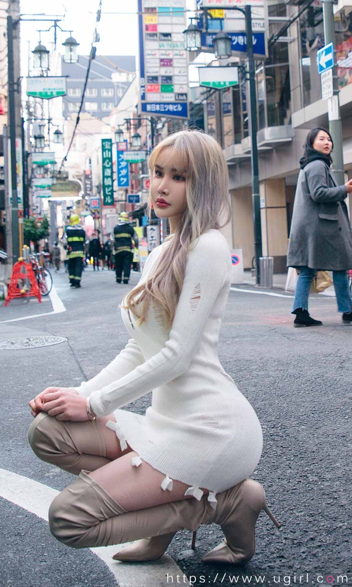 xgyw.top_[Ugirls爱尤物]No.2472_模特青树户外街拍性感白色针织连衣短裙秀完美身材诱惑写真35P