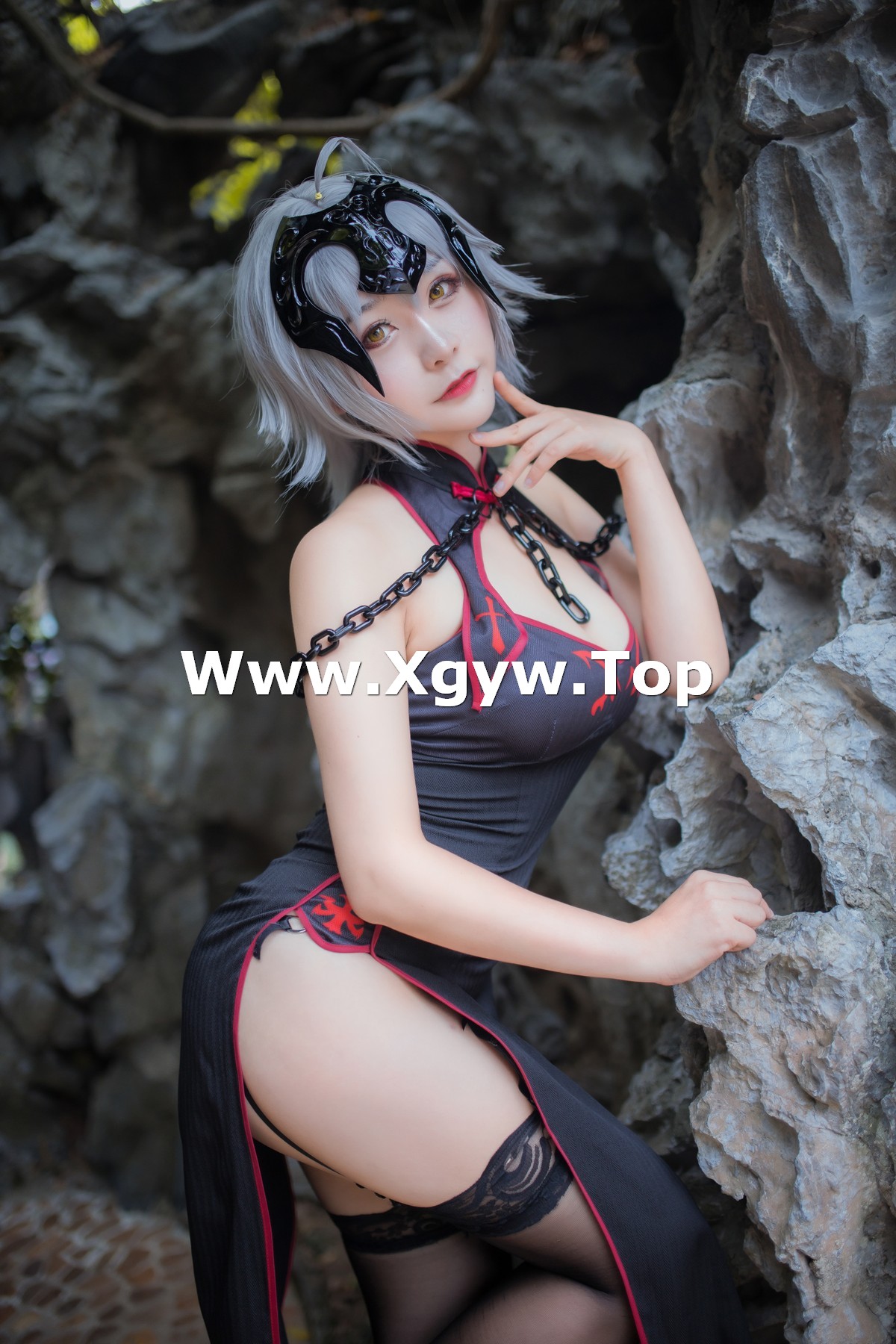 xgyw.top_Coser美女三刀刀Miido黑贞德主题户外性感黑色皮衣 黑色旗袍秀完美身材诱惑写真77P