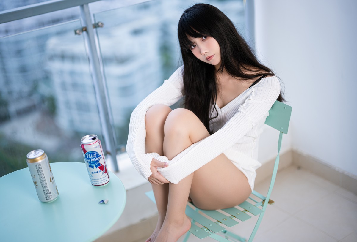 xgyw.top_网络美女汪知子醉酒主题私房性感白色针织衣半脱露黑色蕾丝内衣撩人诱惑写真36P